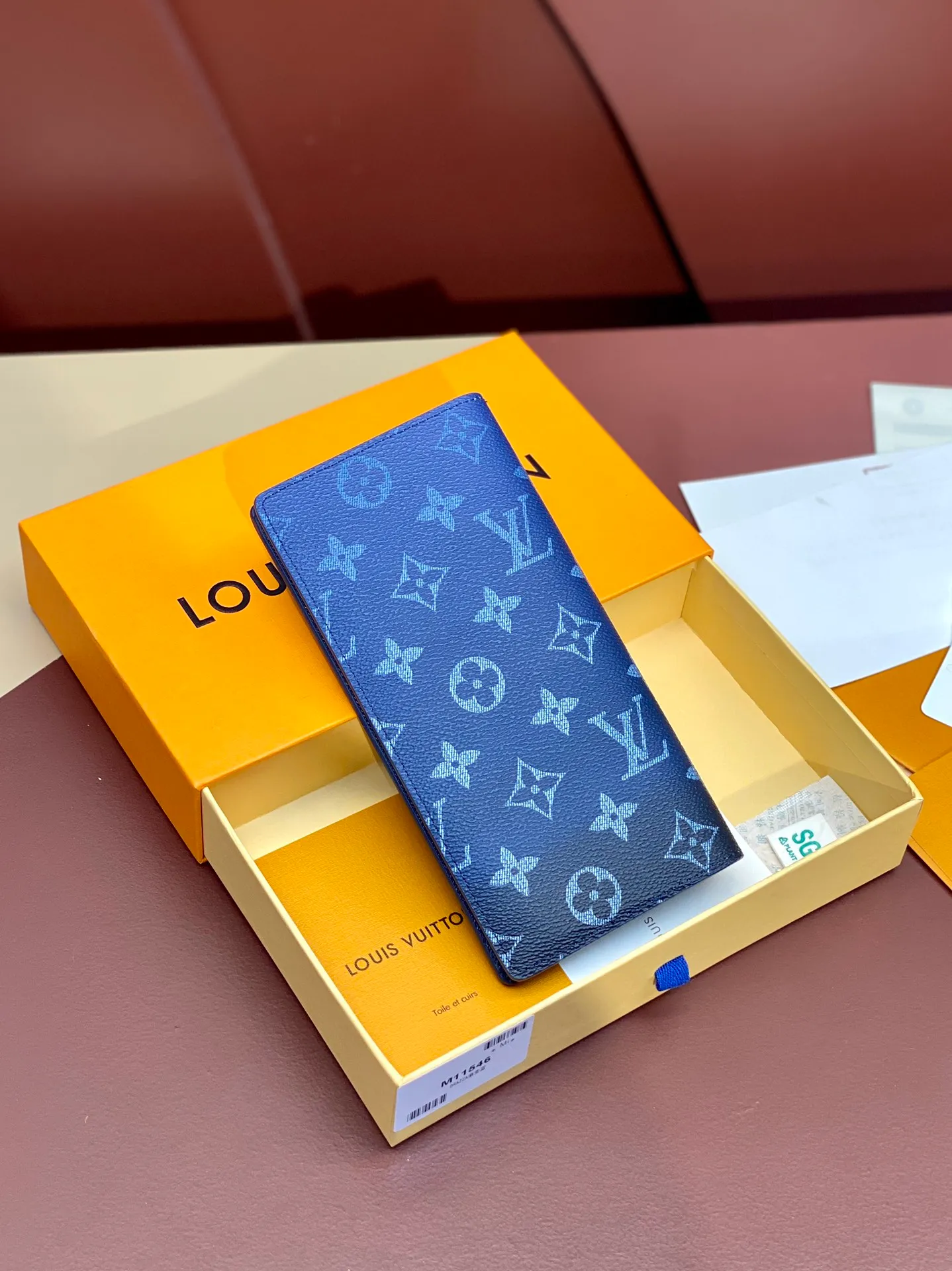 M11546 gradient blue! BRAZZA WALLET This Brazza wallet in Monogram canvas exudes unstoppable masculinity. It's spacious and functional and can easily be stowed away in a coat pocket. Dimensions: 10 x 19 x 2 cm. 💰420