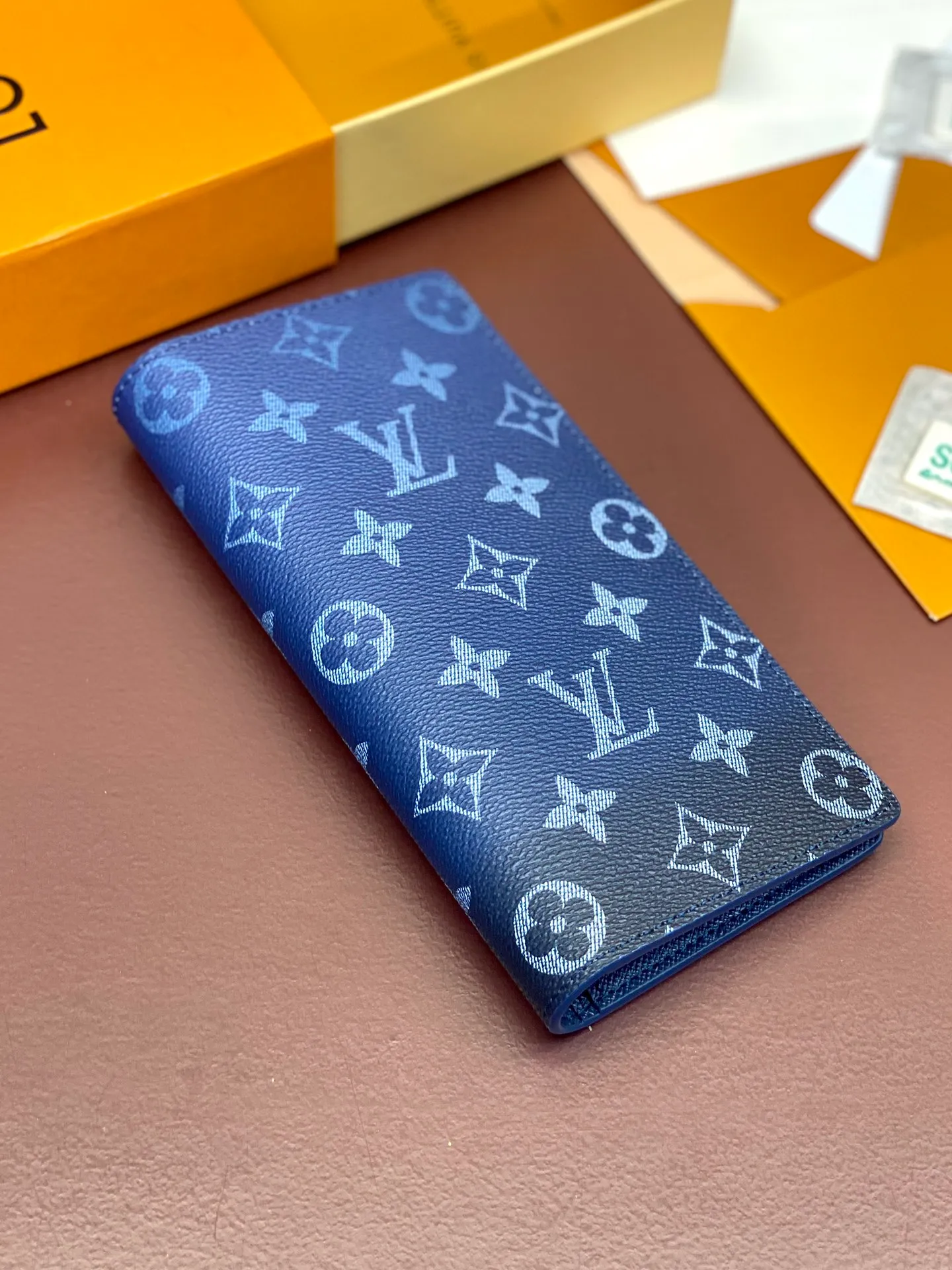 M11546 gradient blue! BRAZZA WALLET This Brazza wallet in Monogram canvas exudes unstoppable masculinity. It's spacious and functional and can easily be stowed away in a coat pocket. Dimensions: 10 x 19 x 2 cm. 💰420