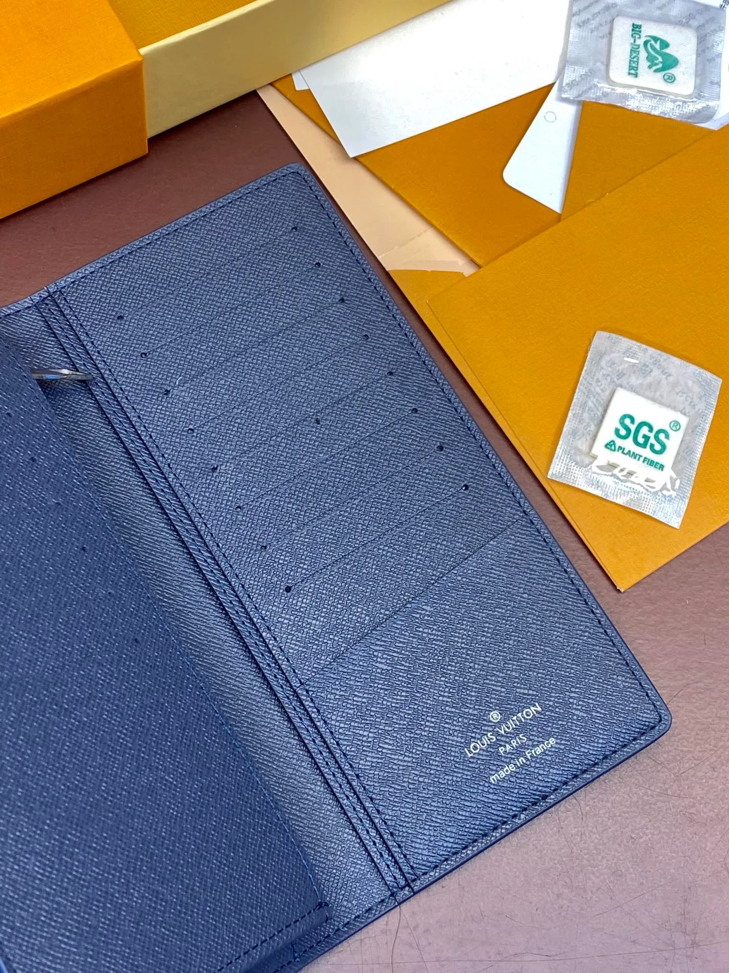 M11546 gradient blue! BRAZZA WALLET This Brazza wallet in Monogram canvas exudes unstoppable masculinity. It's spacious and functional and can easily be stowed away in a coat pocket. Dimensions: 10 x 19 x 2 cm. 💰420