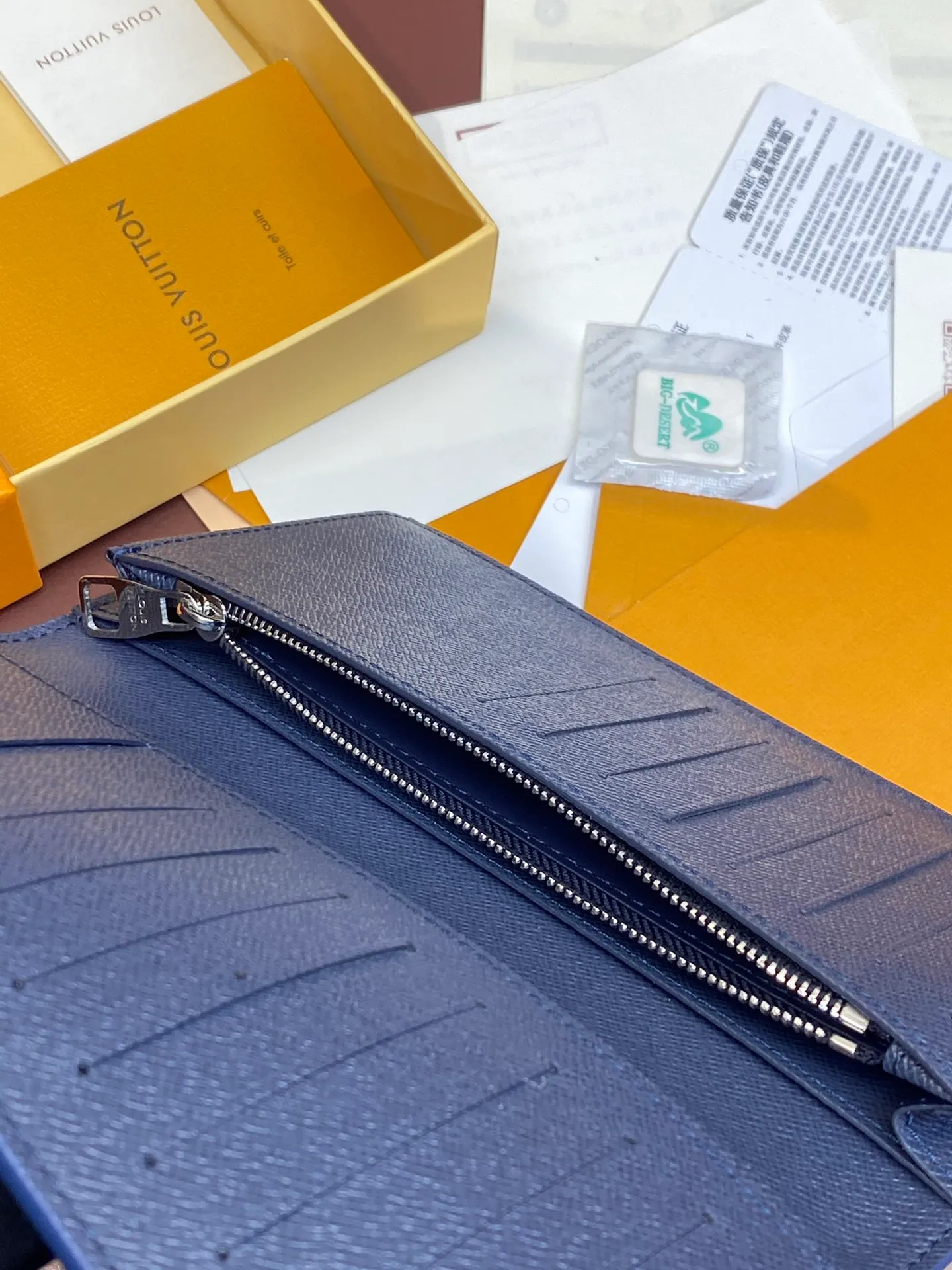M11546 gradient blue! BRAZZA WALLET This Brazza wallet in Monogram canvas exudes unstoppable masculinity. It's spacious and functional and can easily be stowed away in a coat pocket. Dimensions: 10 x 19 x 2 cm. 💰420