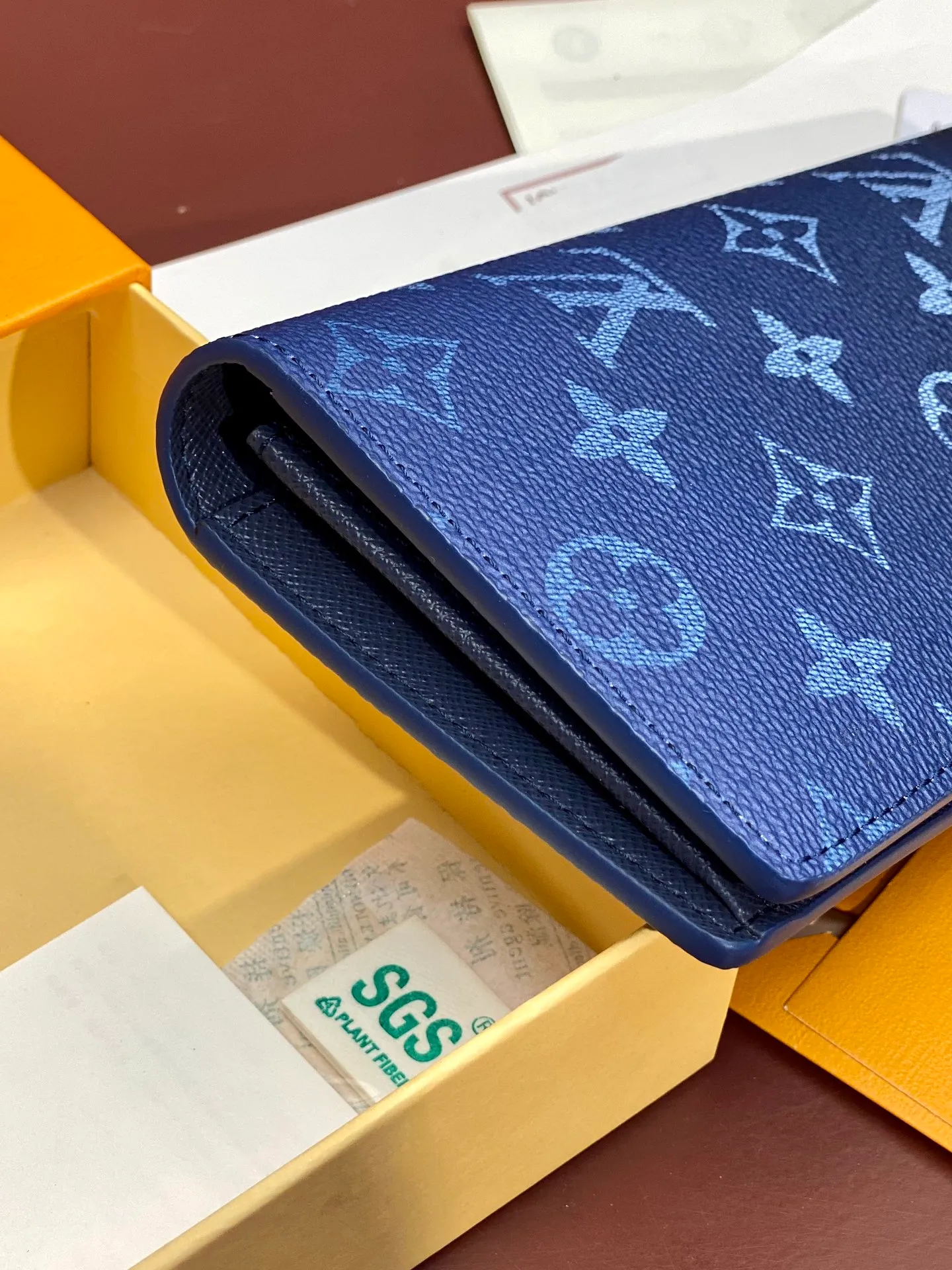 M11546 gradient blue! BRAZZA WALLET This Brazza wallet in Monogram canvas exudes unstoppable masculinity. It's spacious and functional and can easily be stowed away in a coat pocket. Dimensions: 10 x 19 x 2 cm. 💰420