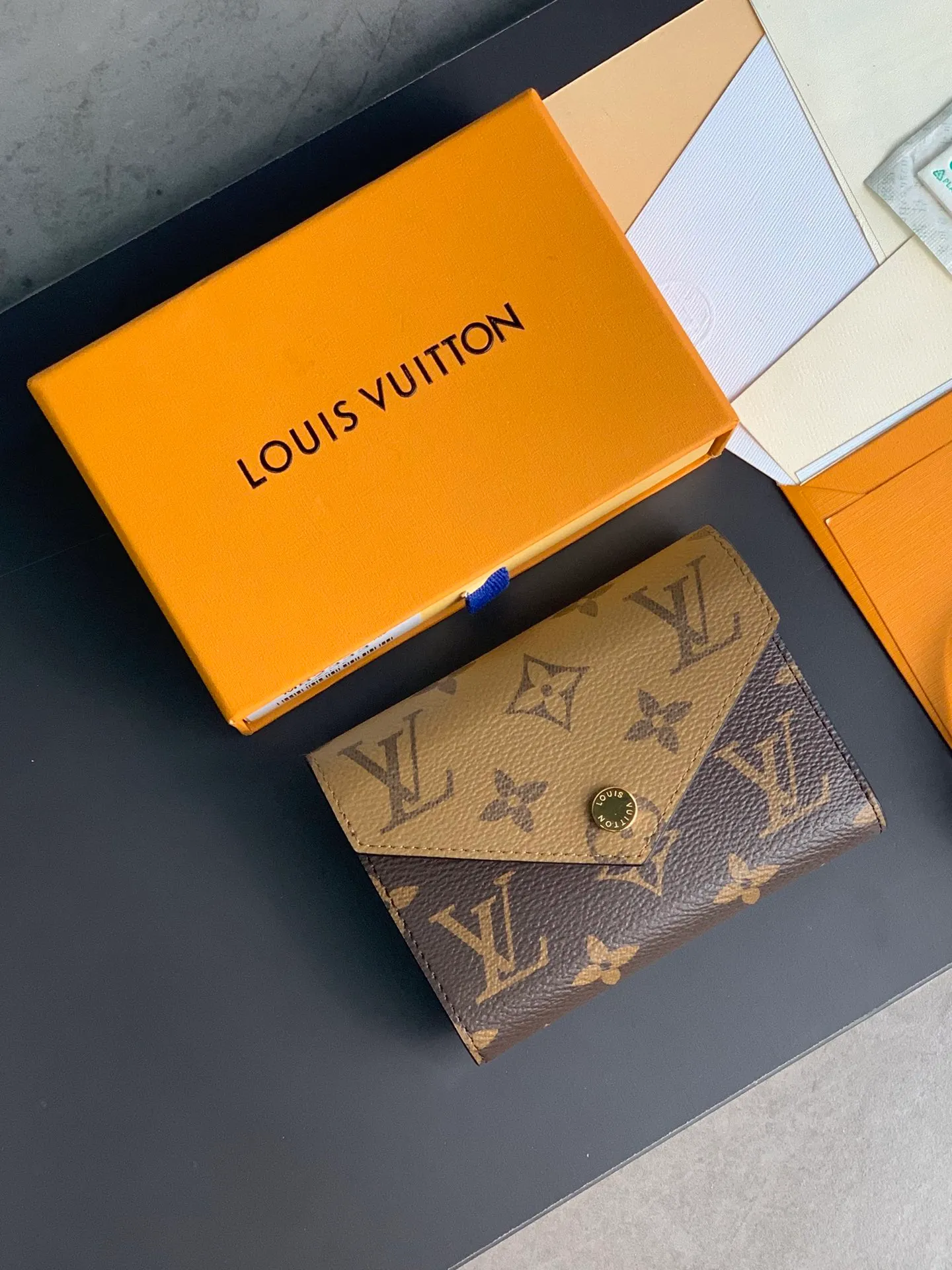 M81557 yellow flower! VICTORINE Wallet! Combining Monogram and Monogram Reverse canvas, the compact envelope-style design opens up plenty of space, including a banknote compartment, a card slot and a side zippered coin pocket. Size: 12 x 9.5 x 1.5cm. 💰340