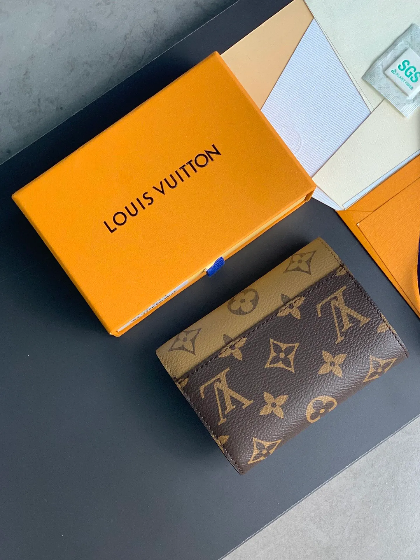 M81557 yellow flower! VICTORINE Wallet! Combining Monogram and Monogram Reverse canvas, the compact envelope-style design opens up plenty of space, including a banknote compartment, a card slot and a side zippered coin pocket. Size: 12 x 9.5 x 1.5cm. 💰340
