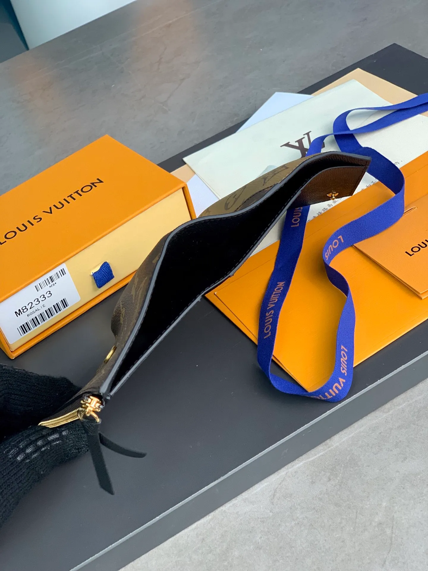 M81557 yellow flower! VICTORINE Wallet! Combining Monogram and Monogram Reverse canvas, the compact envelope-style design opens up plenty of space, including a banknote compartment, a card slot and a side zippered coin pocket. Size: 12 x 9.5 x 1.5cm. 💰340