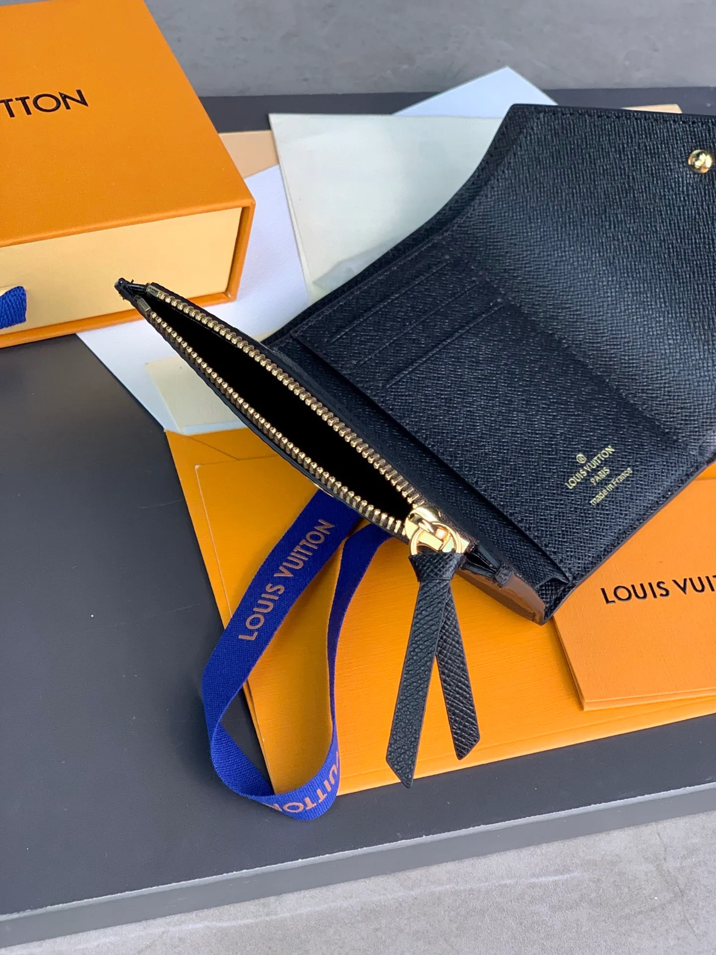 M81557 yellow flower! VICTORINE Wallet! Combining Monogram and Monogram Reverse canvas, the compact envelope-style design opens up plenty of space, including a banknote compartment, a card slot and a side zippered coin pocket. Size: 12 x 9.5 x 1.5cm. 💰340