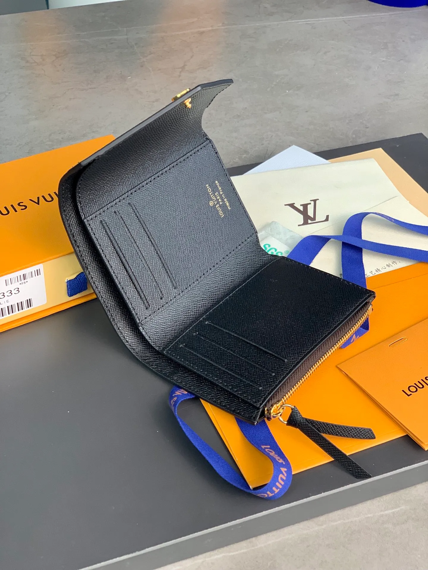 M81557 yellow flower! VICTORINE Wallet! Combining Monogram and Monogram Reverse canvas, the compact envelope-style design opens up plenty of space, including a banknote compartment, a card slot and a side zippered coin pocket. Size: 12 x 9.5 x 1.5cm. 💰340