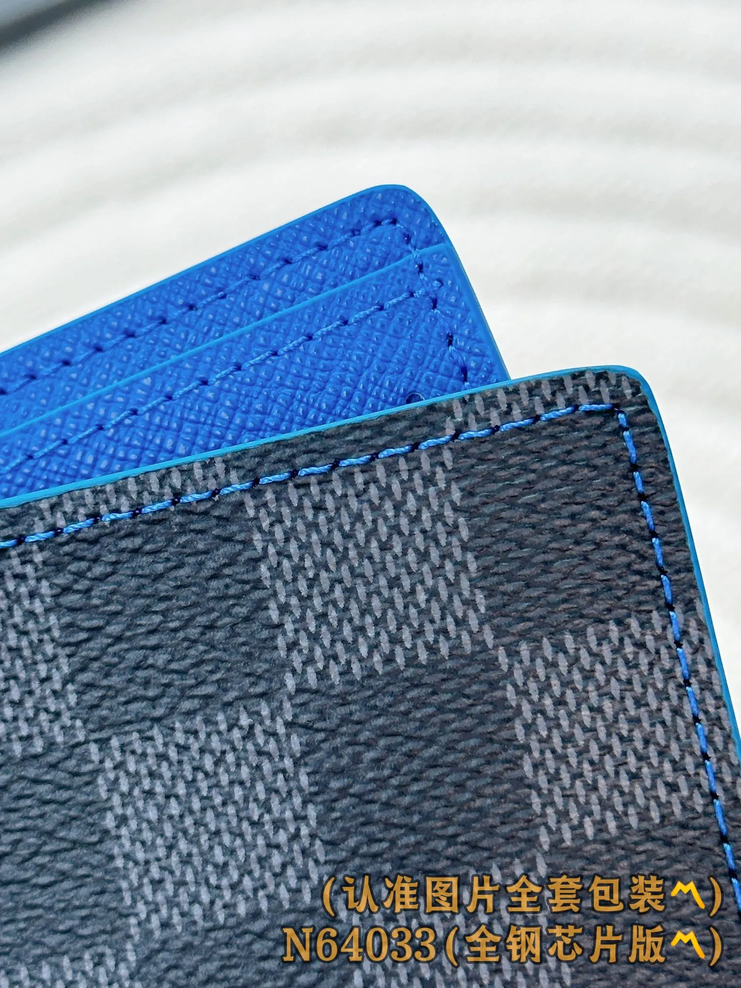 N64033 blue (〽️Grade A all-steel〽️) personalized customized version! Changing code core version! MULTIPLE Short Clip Multiple wallet is made of Monogram canvas and Taïga leather to create a layered color effect and outline simple lines. It contains multiple compartments and card slots, which can store bank cards, bills and banknotes, and can be easily placed in most pockets. Size: 12/9cm. 💰440