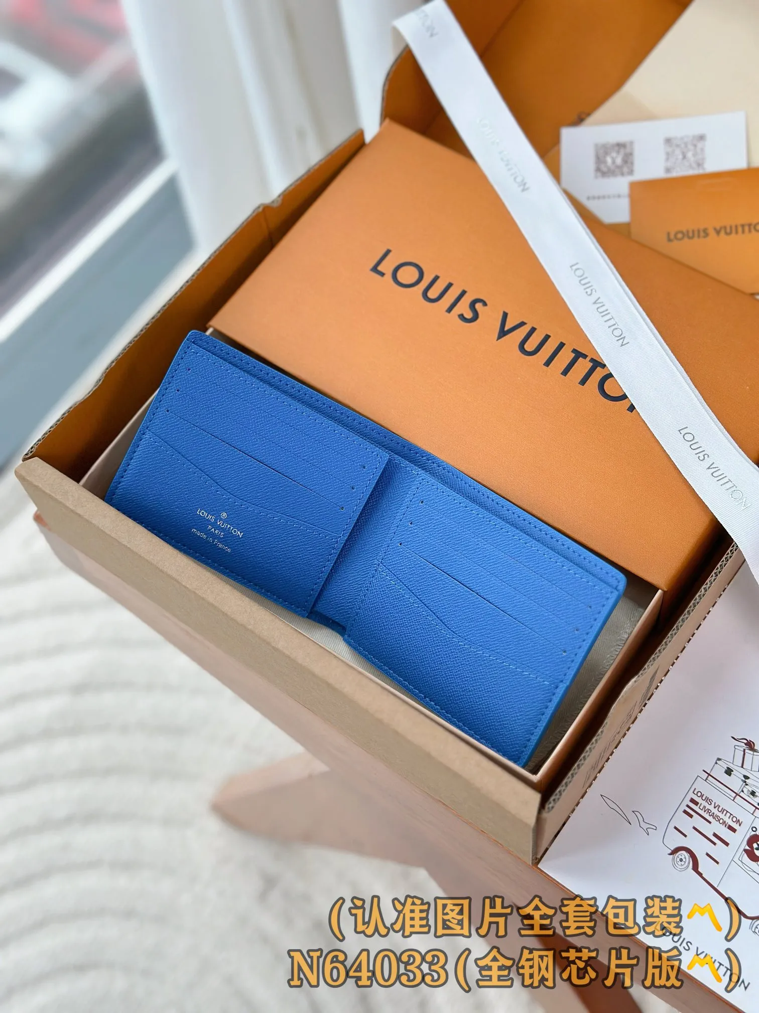 N64033 blue (〽️Grade A all-steel〽️) personalized customized version! Changing code core version! MULTIPLE Short Clip Multiple wallet is made of Monogram canvas and Taïga leather to create a layered color effect and outline simple lines. It contains multiple compartments and card slots, which can store bank cards, bills and banknotes, and can be easily placed in most pockets. Size: 12/9cm. 💰440