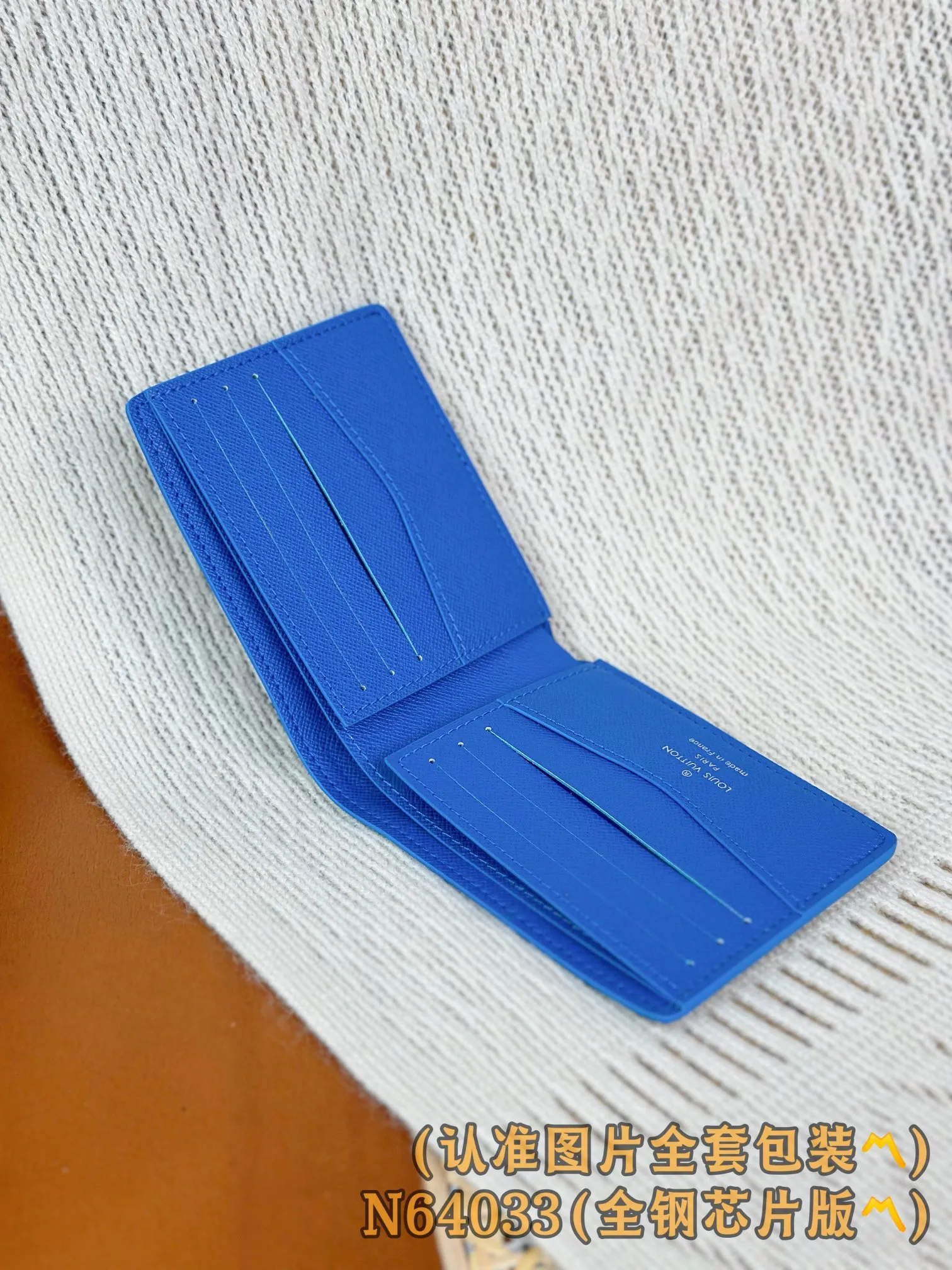 N64033 blue (〽️Grade A all-steel〽️) personalized customized version! Changing code core version! MULTIPLE Short Clip Multiple wallet is made of Monogram canvas and Taïga leather to create a layered color effect and outline simple lines. It contains multiple compartments and card slots, which can store bank cards, bills and banknotes, and can be easily placed in most pockets. Size: 12/9cm. 💰440