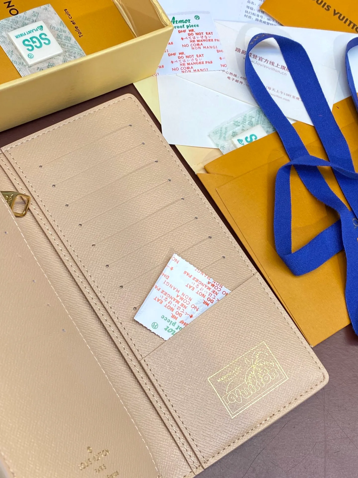 M61697 Skateboard 🛹 Khaki! Crafted from the new signature Monogram Eclipse canvas, this tough wallet is small enough to fit into a jacket's breast pocket while easily holding coins, credit cards and receipts. Size: 19X10cm. 💰420