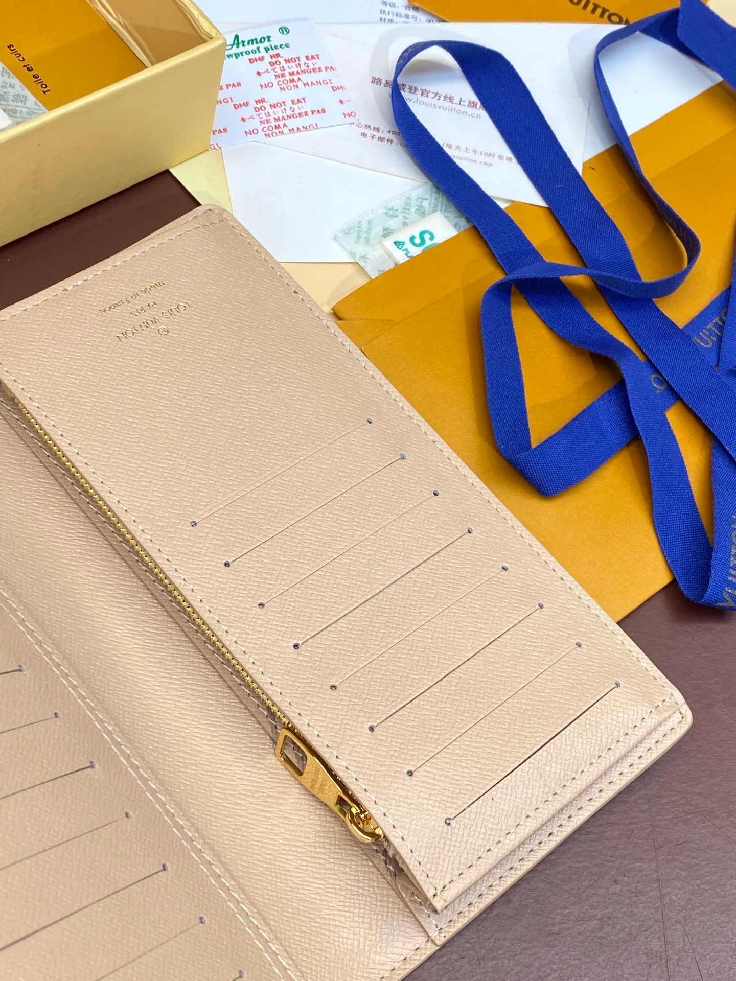 M61697 Skateboard 🛹 Khaki! Crafted from the new signature Monogram Eclipse canvas, this tough wallet is small enough to fit into a jacket's breast pocket while easily holding coins, credit cards and receipts. Size: 19X10cm. 💰420