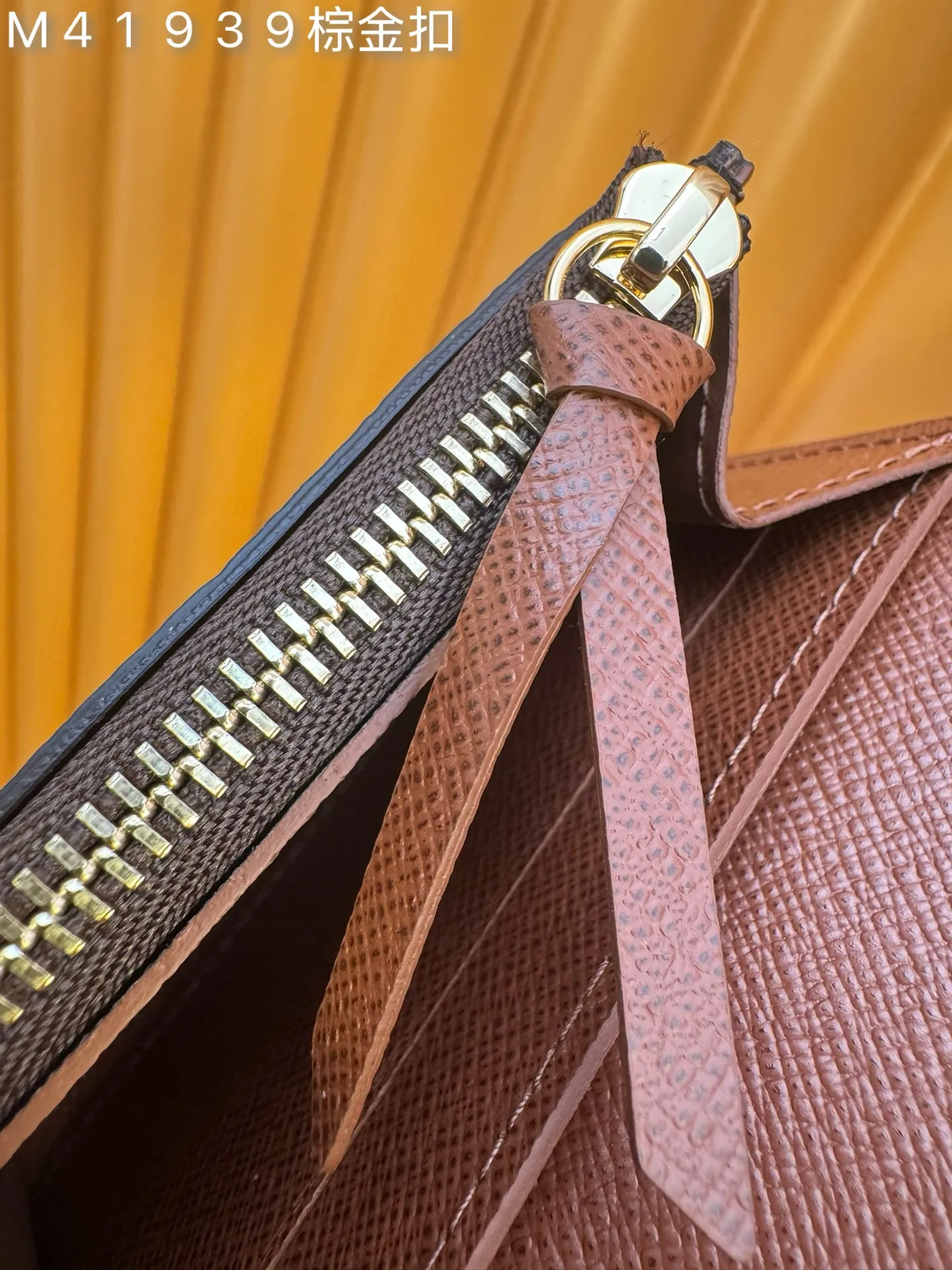 M41939 brown gold buckle "Special Duty Free" ♻️ [Official special edition·First class material·All steel hardware·French chip·Full set of packaging] Small and exquisite but extremely practical, this colorful envelope-style coin purse is the perfect companion for modern women in urban life. It is compact and can be easily carried in a bag or even a pocket. 11X8x2.5cm 💰440