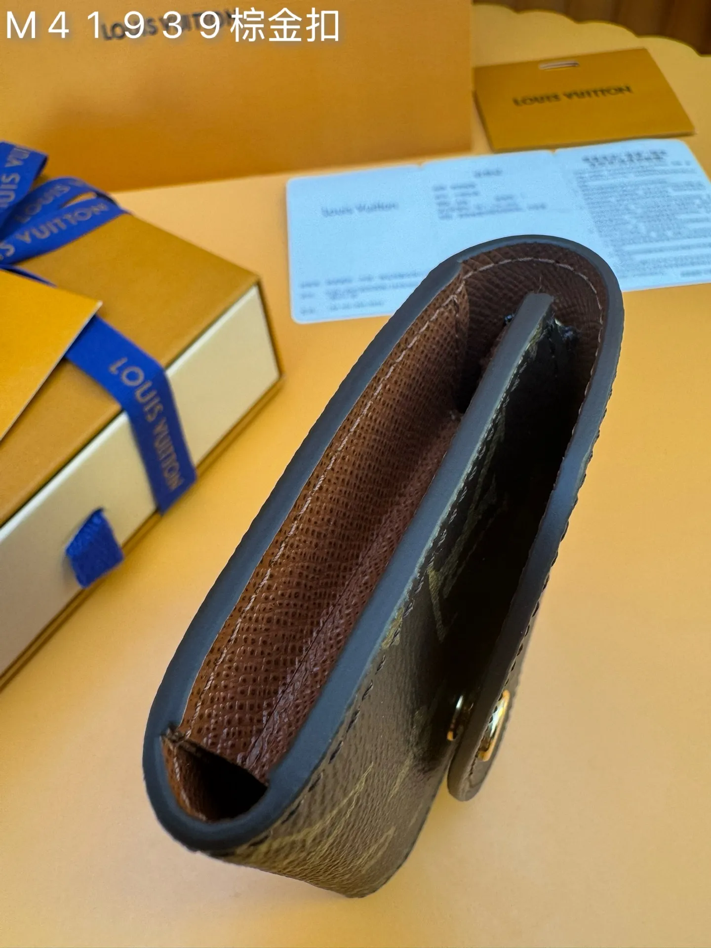 M41939 brown gold buckle "Special Duty Free" ♻️ [Official special edition·First class material·All steel hardware·French chip·Full set of packaging] Small and exquisite but extremely practical, this colorful envelope-style coin purse is the perfect companion for modern women in urban life. It is compact and can be easily carried in a bag or even a pocket. 11X8x2.5cm 💰440