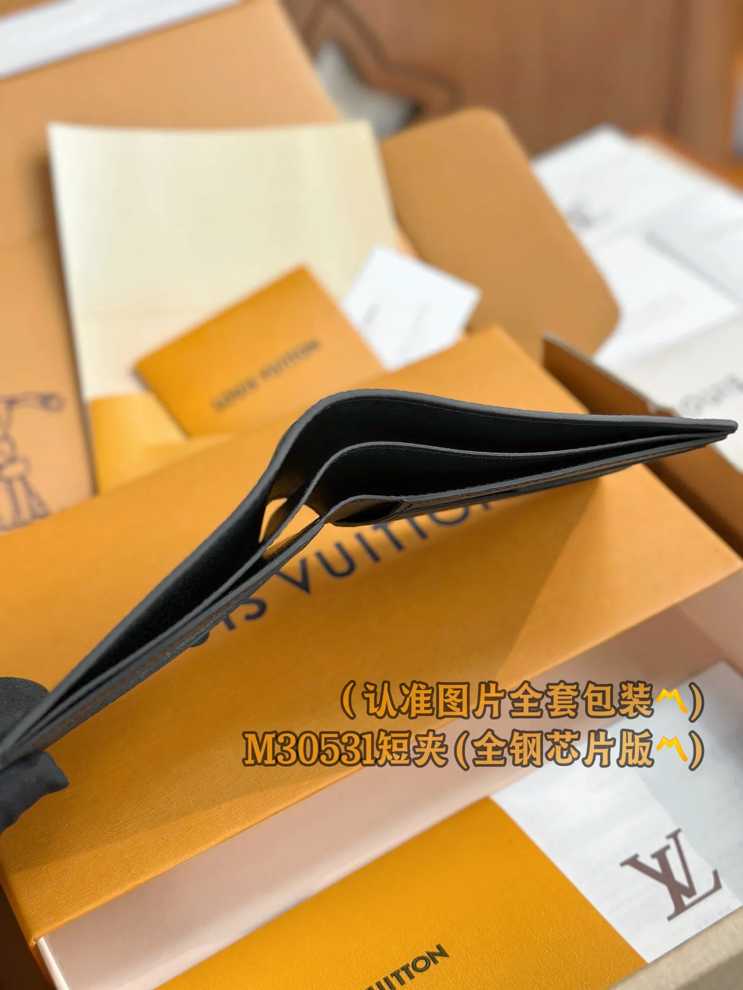 M30531 short clip! (〽️A grade all steel〽️) personalized customized version! Multiple wallet, Louis Vuitton's Multiple wallet is small and compact in design, but enough to hold credit cards, banknotes, documents, etc. This wallet comes from Louis Vuitton’s earliest men’s collection, the Taïga leather collection.  11.5 x 9 x 1.5 cm (length x height x width) Premium 230