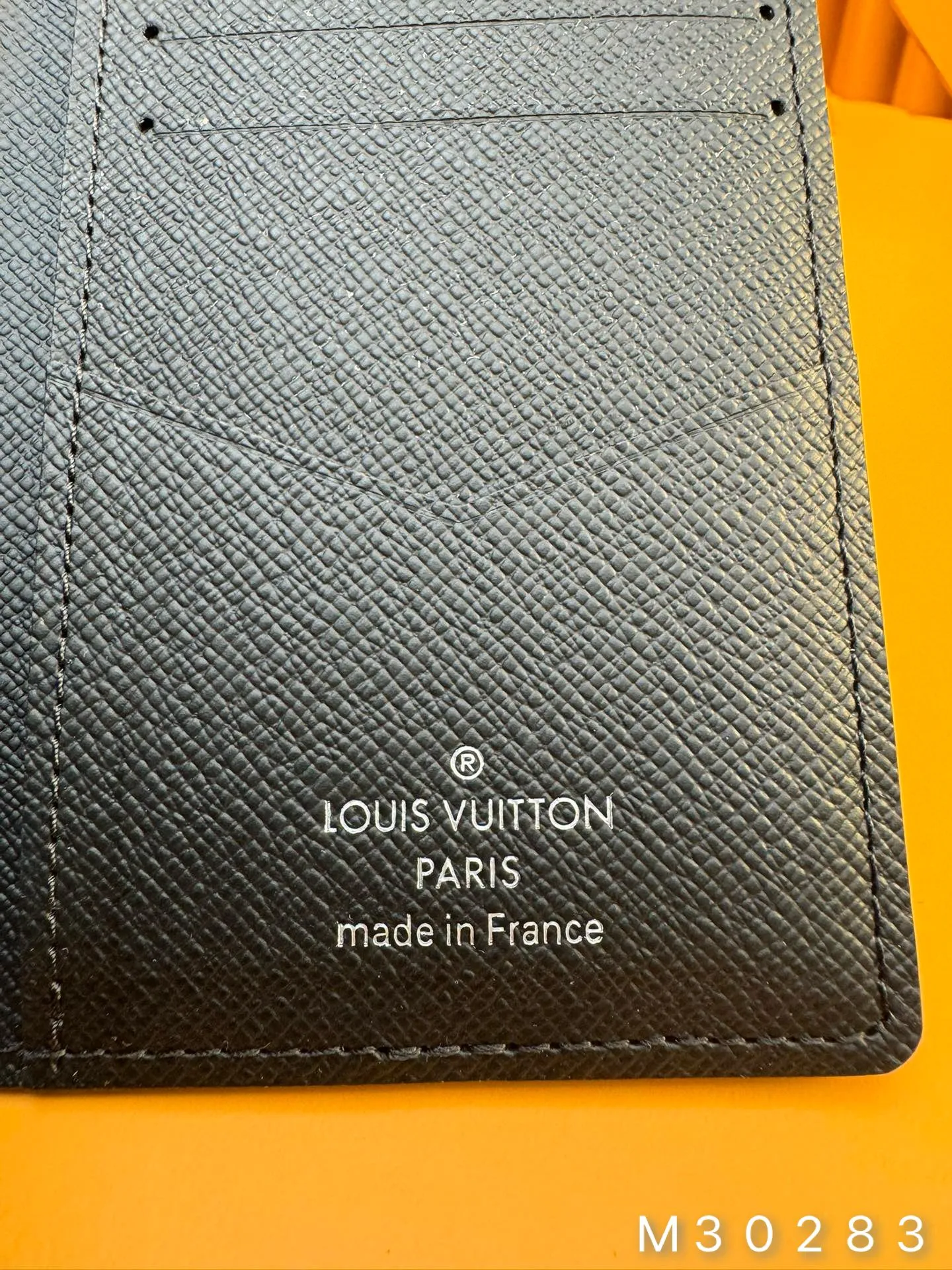 M30283 "Special Duty Free" ♻️[Official Special Edition·First Class Material·All Steel Hardware·French Chip·Full Packaging] With a total of six pockets and three card slots, this handbag organizer lives up to its name. Made from two-tone taiga leather with embossing, it is one of Maison's signature pieces, both flexible and sturdy. This compact and versatile wallet is accented by a silver LV logo. 7.5x11.1x1cm 💰400