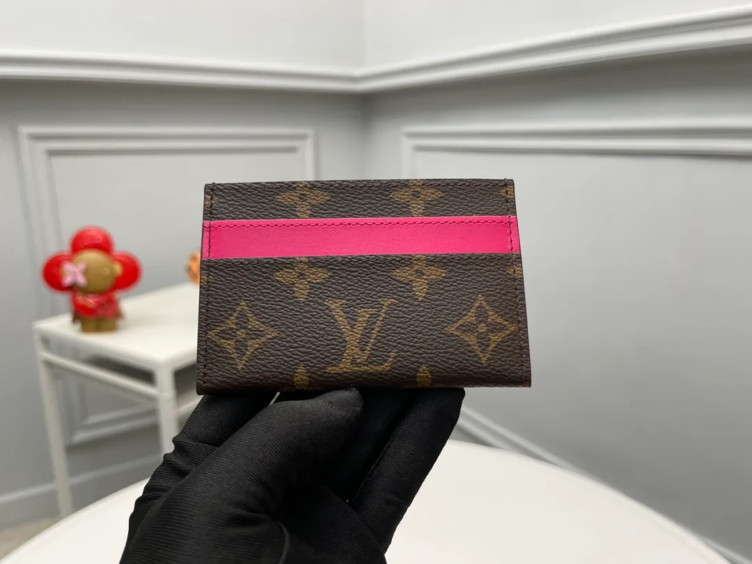 [Top original order] M12841 rose red👏👏A card holder with a correct expression completed with Monogram Maccasse (one of Mason’s classic canvases). The casual color embellishment is the charm. The dyed denim leather strap on the upper part and the lining of the same color add an unexpected twist. Dimensions: 11 x 7 x 1.5 cm. 🎁🎁120.