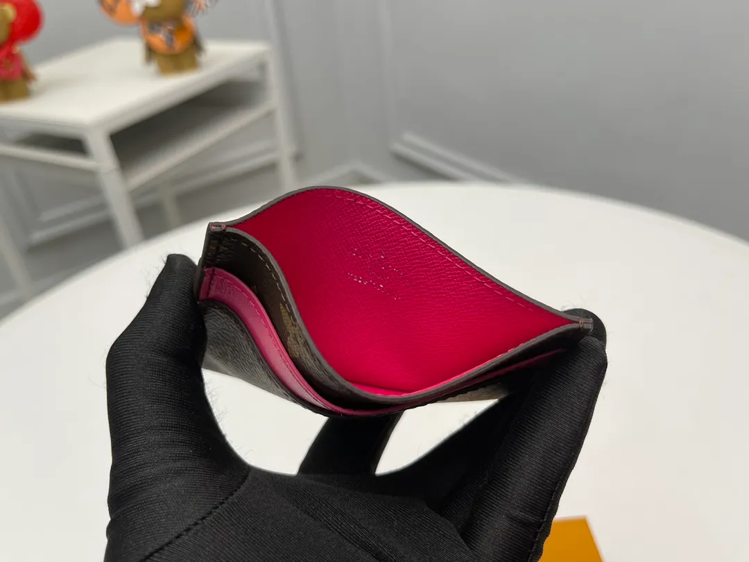 [Top original order] M12841 rose red👏👏A card holder with a correct expression completed with Monogram Maccasse (one of Mason’s classic canvases). The casual color embellishment is the charm. The dyed denim leather strap on the upper part and the lining of the same color add an unexpected twist. Dimensions: 11 x 7 x 1.5 cm. 🎁🎁120.