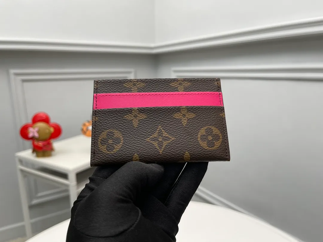 [Top original order] M12841 rose red👏👏A card holder with a correct expression completed with Monogram Maccasse (one of Mason’s classic canvases). The casual color embellishment is the charm. The dyed denim leather strap on the upper part and the lining of the same color add an unexpected twist. Dimensions: 11 x 7 x 1.5 cm. 🎁🎁120.