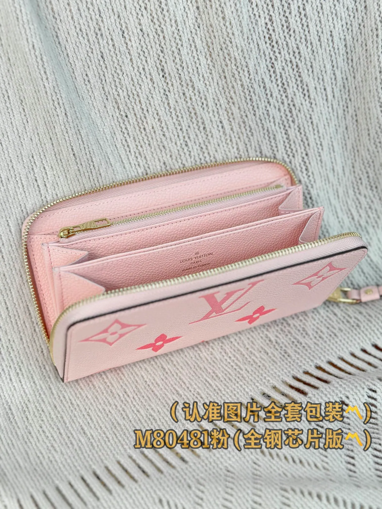M80481 pink silk screen (〽️A grade all steel〽️) personalized customized version! (All made of imported cowhide materials, the leather feels very delicate🪡👍) Zipper wallet, this zipper wallet is made of two-color Monogram Empreinte leather, and the Monogram pattern is embossed and printed on the calfskin. The zipper wallet adopts a safe and practical full zipper closure design, equipped with multiple internal pockets, compartments and credit card slots. It has become Louis Vuitton's classic wallet style with its exquisite design. 19.5 x 10.5 x 2.5 cm (length x height x width). Special grade 440