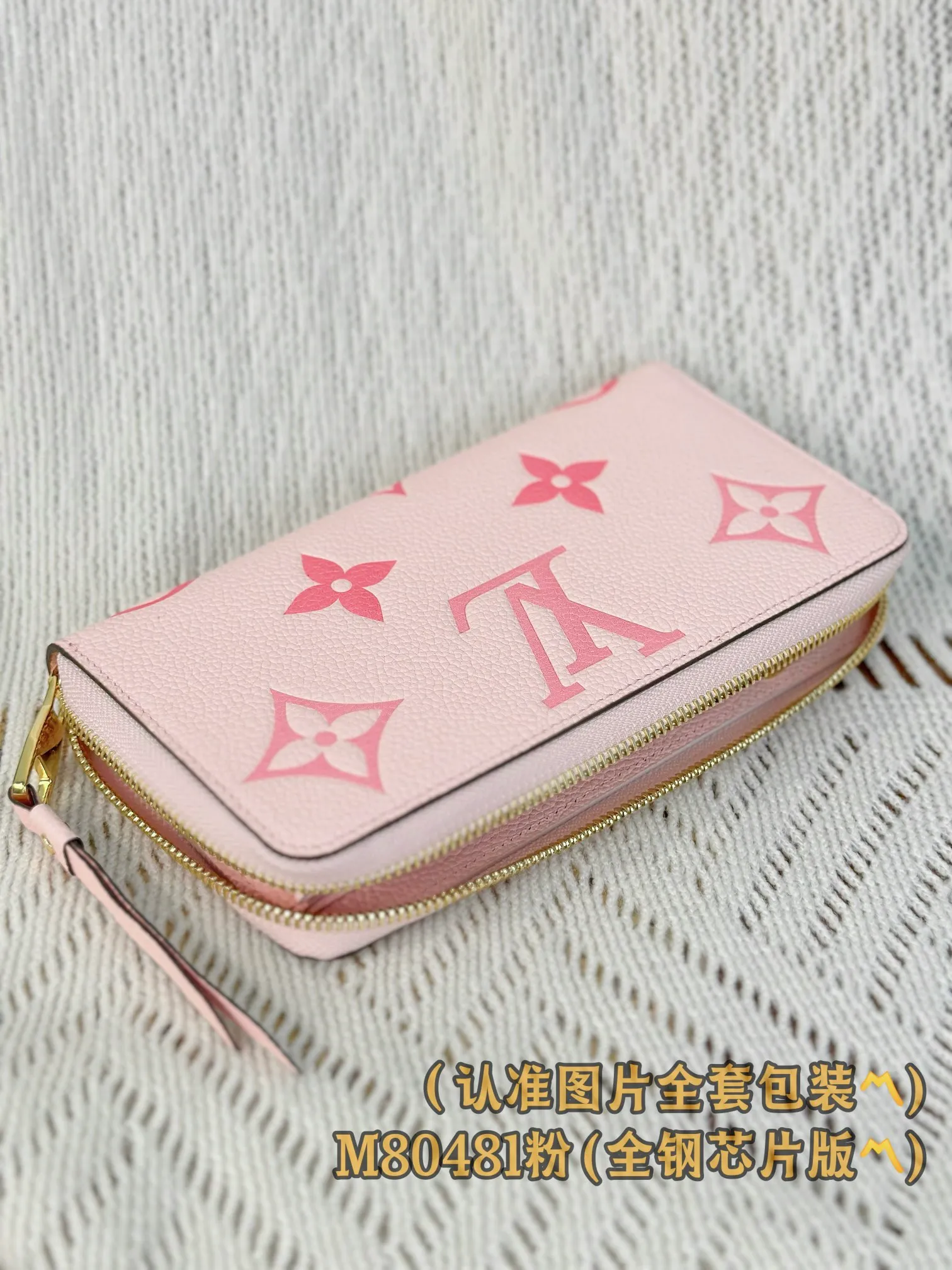 M80481 pink silk screen (〽️A grade all steel〽️) personalized customized version! (All made of imported cowhide materials, the leather feels very delicate🪡👍) Zipper wallet, this zipper wallet is made of two-color Monogram Empreinte leather, and the Monogram pattern is embossed and printed on the calfskin. The zipper wallet adopts a safe and practical full zipper closure design, equipped with multiple internal pockets, compartments and credit card slots. It has become Louis Vuitton's classic wallet style with its exquisite design. 19.5 x 10.5 x 2.5 cm (length x height x width). Special grade 440