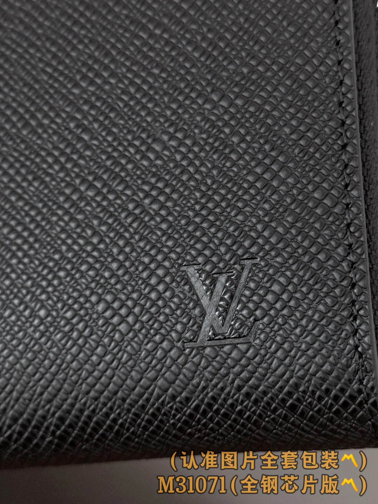M31071 Cross Pattern Black (〽️Grade A All Steel〽️) personalized customized version! 163 transcoding chip, ZIPPY HORIZONTAL wallet! This Zippy Horizontal wallet is made of Monogram Eclipse canvas with bright metal parts, recreating the classic Zippy Vertical wallet in a horizontal configuration. A wraparound zipper opens the main compartment, and a central zipper pocket, card slots on both sides, and receipt compartments add to the functionality.  10 x 2.5 x 21 cm (height x width x length). 💰760