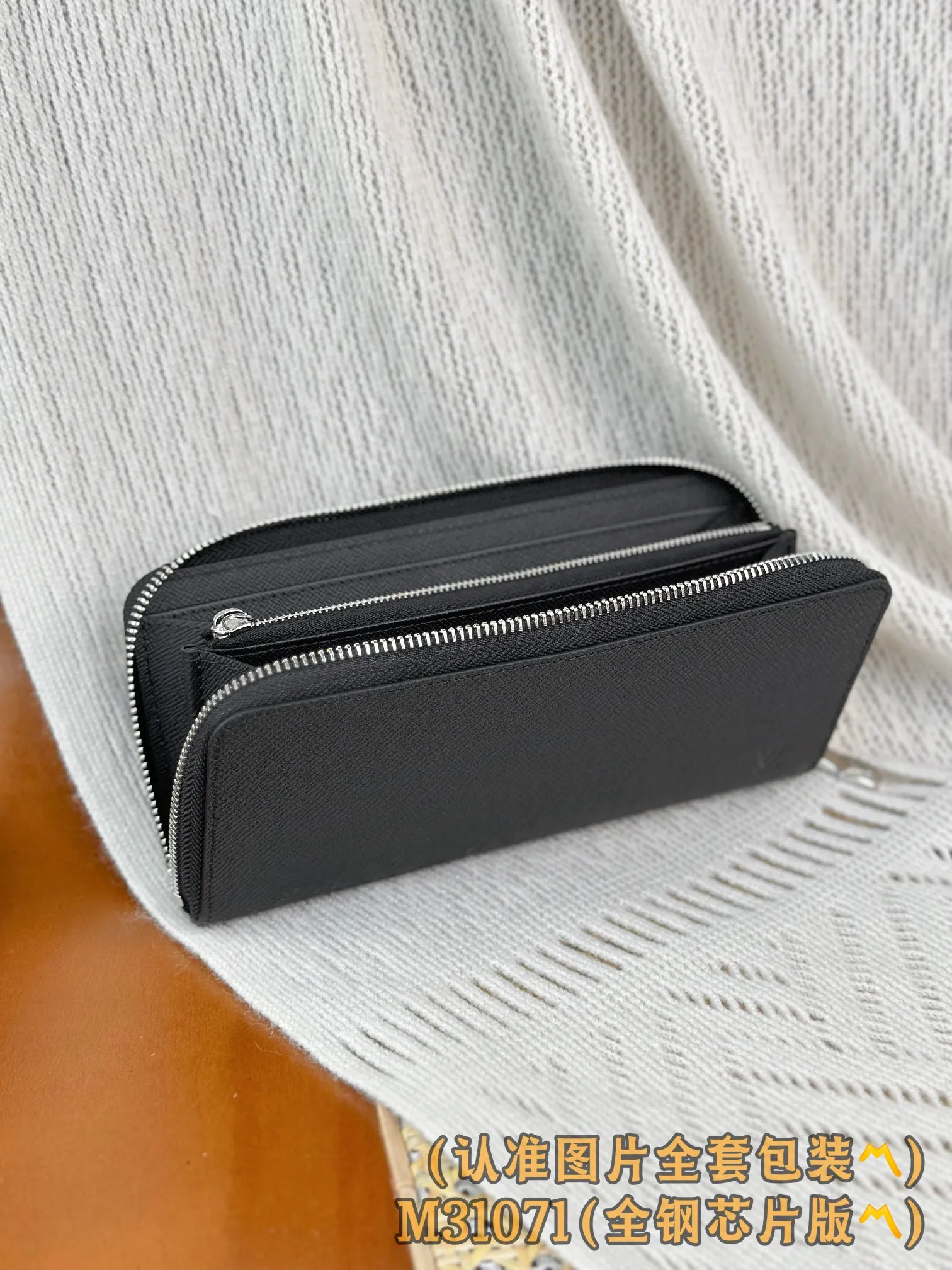 M31071 Cross Pattern Black (〽️Grade A All Steel〽️) personalized customized version! 163 transcoding chip, ZIPPY HORIZONTAL wallet! This Zippy Horizontal wallet is made of Monogram Eclipse canvas with bright metal parts, recreating the classic Zippy Vertical wallet in a horizontal configuration. A wraparound zipper opens the main compartment, and a central zipper pocket, card slots on both sides, and receipt compartments add to the functionality.  10 x 2.5 x 21 cm (height x width x length). 💰760