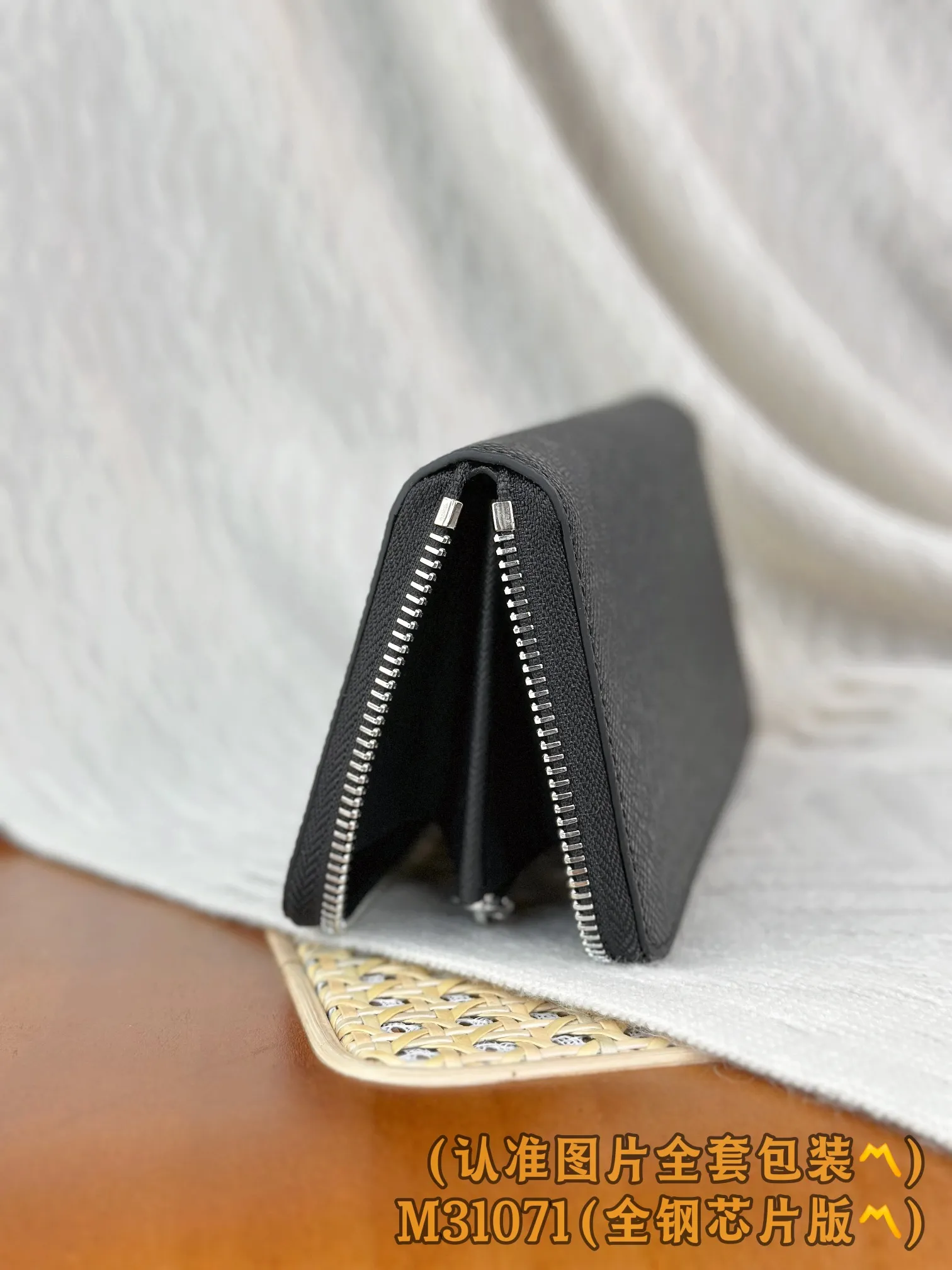 M31071 Cross Pattern Black (〽️Grade A All Steel〽️) personalized customized version! 163 transcoding chip, ZIPPY HORIZONTAL wallet! This Zippy Horizontal wallet is made of Monogram Eclipse canvas with bright metal parts, recreating the classic Zippy Vertical wallet in a horizontal configuration. A wraparound zipper opens the main compartment, and a central zipper pocket, card slots on both sides, and receipt compartments add to the functionality.  10 x 2.5 x 21 cm (height x width x length). 💰760