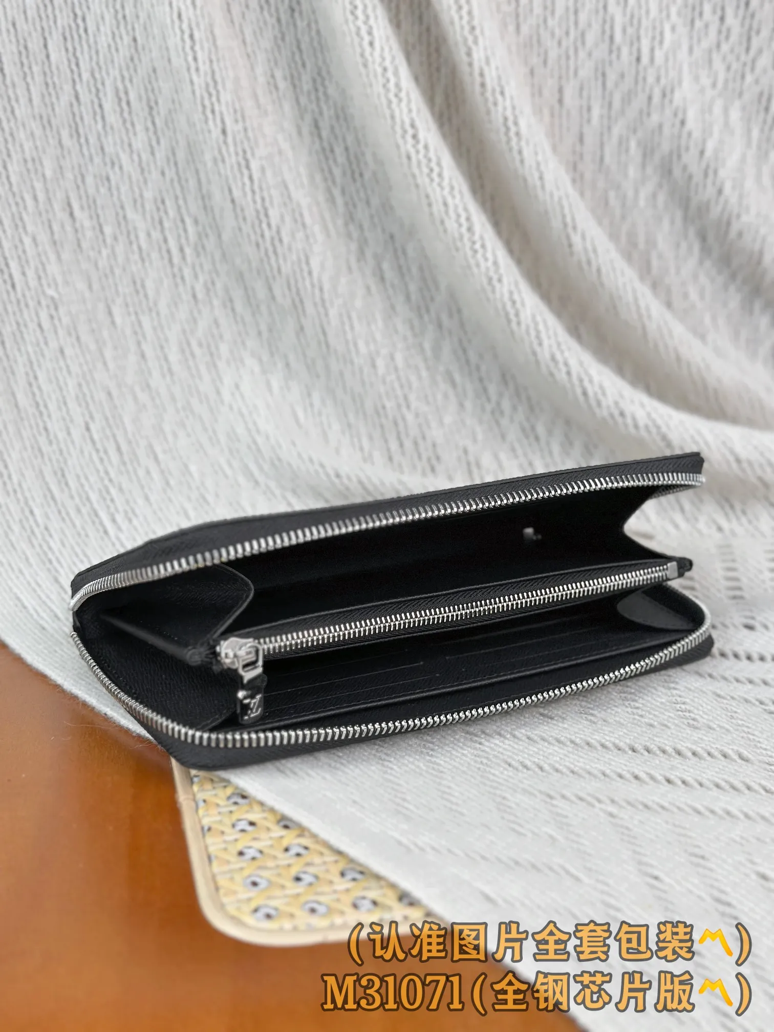 M31071 Cross Pattern Black (〽️Grade A All Steel〽️) personalized customized version! 163 transcoding chip, ZIPPY HORIZONTAL wallet! This Zippy Horizontal wallet is made of Monogram Eclipse canvas with bright metal parts, recreating the classic Zippy Vertical wallet in a horizontal configuration. A wraparound zipper opens the main compartment, and a central zipper pocket, card slots on both sides, and receipt compartments add to the functionality.  10 x 2.5 x 21 cm (height x width x length). 💰760