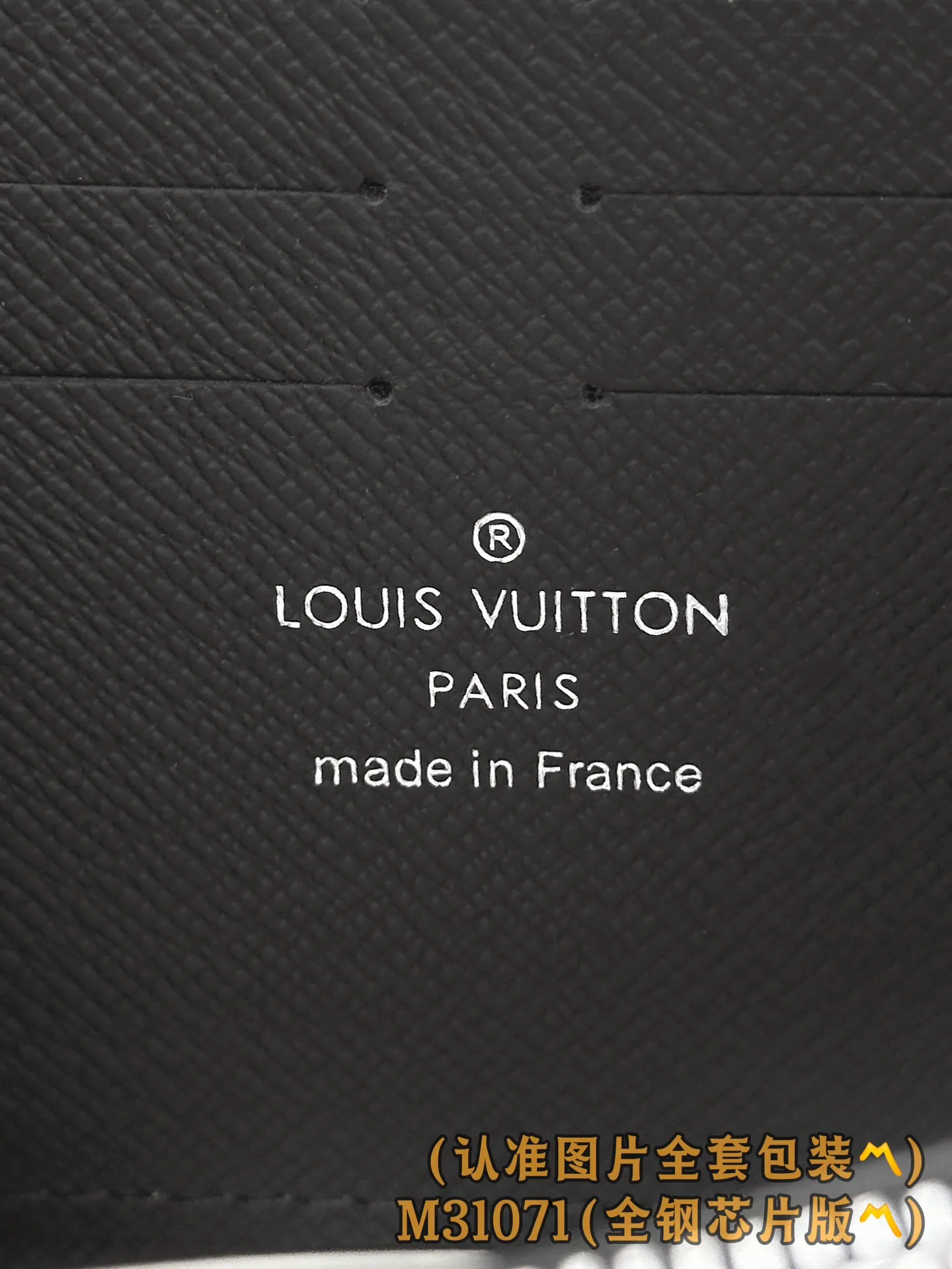 M31071 Cross Pattern Black (〽️Grade A All Steel〽️) personalized customized version! 163 transcoding chip, ZIPPY HORIZONTAL wallet! This Zippy Horizontal wallet is made of Monogram Eclipse canvas with bright metal parts, recreating the classic Zippy Vertical wallet in a horizontal configuration. A wraparound zipper opens the main compartment, and a central zipper pocket, card slots on both sides, and receipt compartments add to the functionality.  10 x 2.5 x 21 cm (height x width x length). 💰760
