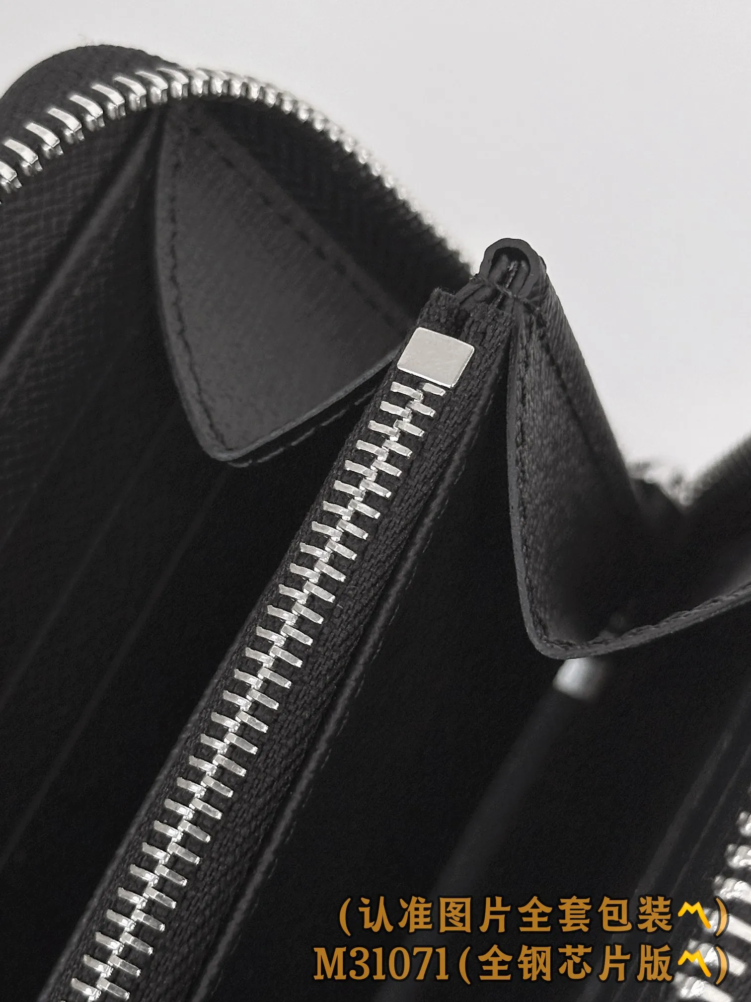M31071 Cross Pattern Black (〽️Grade A All Steel〽️) personalized customized version! 163 transcoding chip, ZIPPY HORIZONTAL wallet! This Zippy Horizontal wallet is made of Monogram Eclipse canvas with bright metal parts, recreating the classic Zippy Vertical wallet in a horizontal configuration. A wraparound zipper opens the main compartment, and a central zipper pocket, card slots on both sides, and receipt compartments add to the functionality.  10 x 2.5 x 21 cm (height x width x length). 💰760