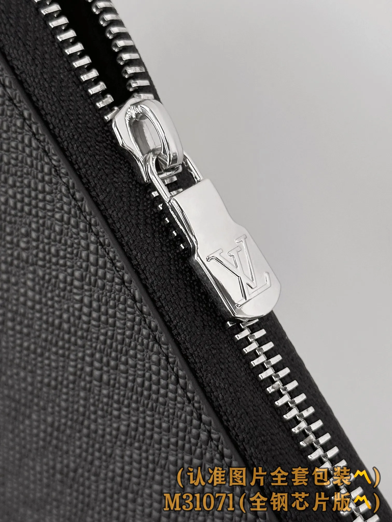 M31071 Cross Pattern Black (〽️Grade A All Steel〽️) personalized customized version! 163 transcoding chip, ZIPPY HORIZONTAL wallet! This Zippy Horizontal wallet is made of Monogram Eclipse canvas with bright metal parts, recreating the classic Zippy Vertical wallet in a horizontal configuration. A wraparound zipper opens the main compartment, and a central zipper pocket, card slots on both sides, and receipt compartments add to the functionality.  10 x 2.5 x 21 cm (height x width x length). 💰760