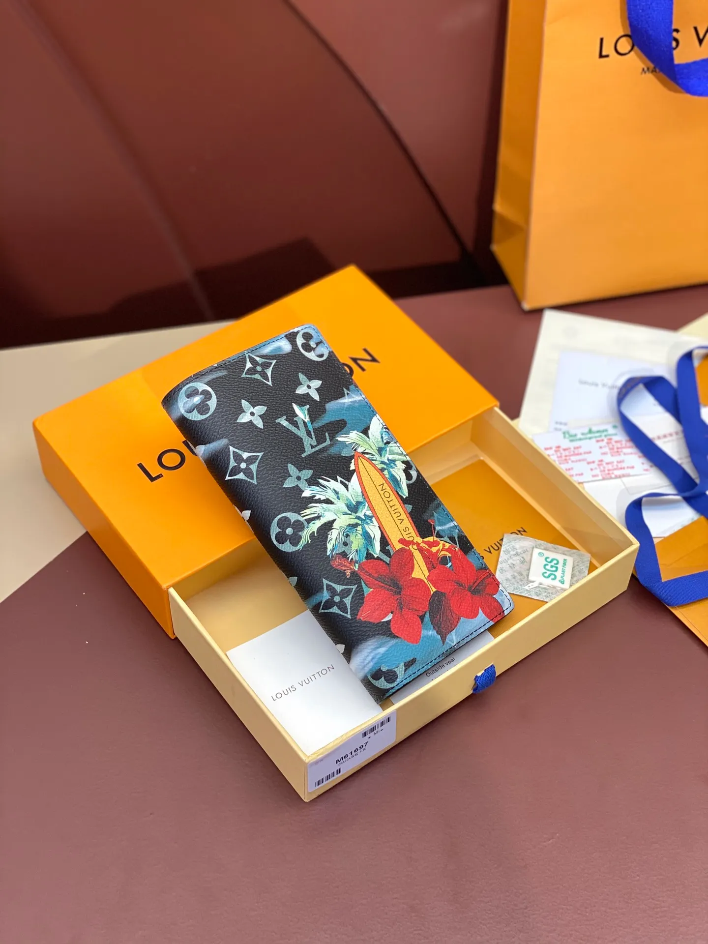 💰420 M61697 Skateboard 🛹 Royal blue! Crafted from the new signature Monogram Eclipse canvas, this tough wallet is small enough to fit into a jacket's breast pocket while easily holding coins, credit cards and receipts. Size: 19X10cm.