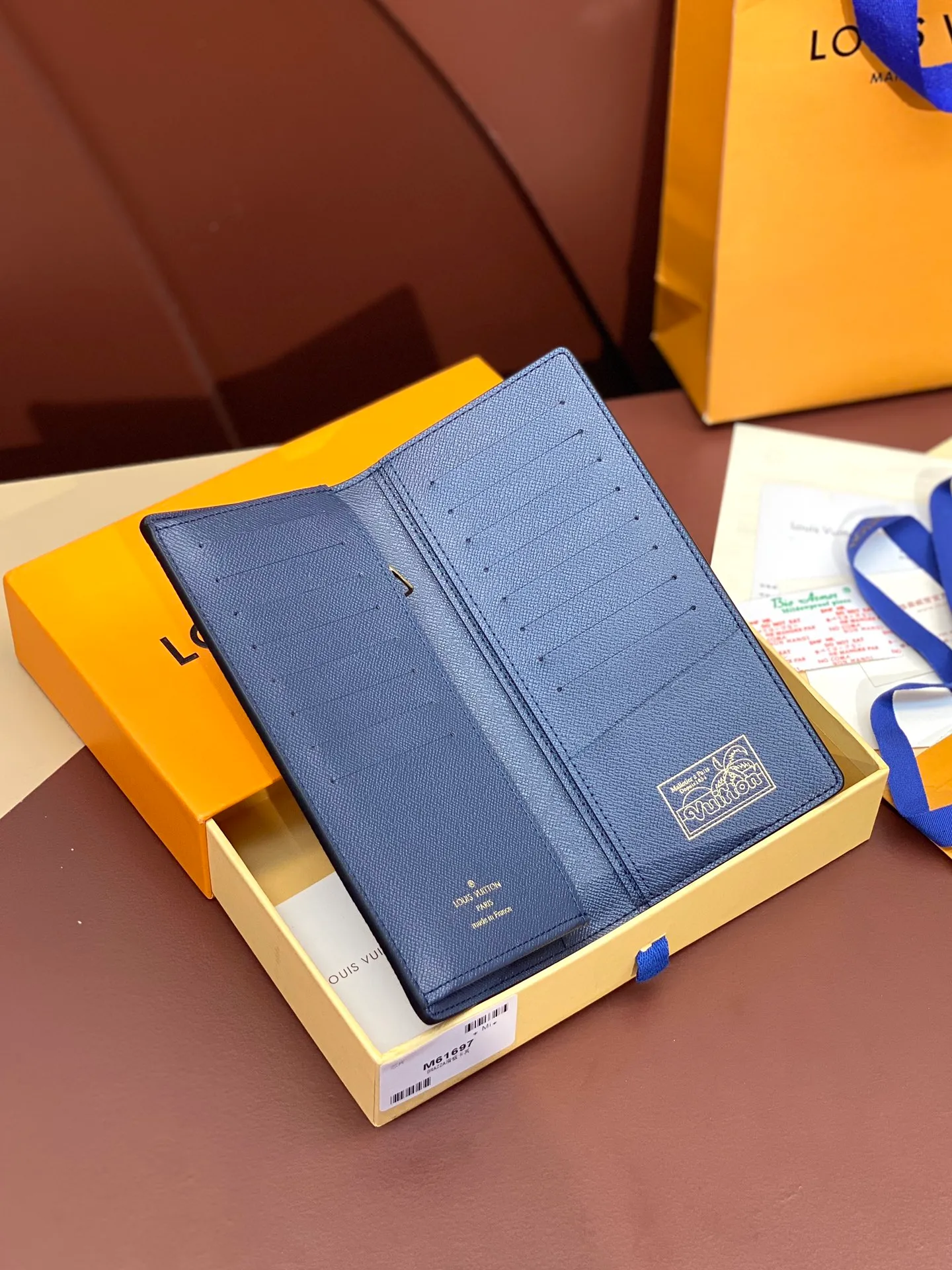💰420 M61697 Skateboard 🛹 Royal blue! Crafted from the new signature Monogram Eclipse canvas, this tough wallet is small enough to fit into a jacket's breast pocket while easily holding coins, credit cards and receipts. Size: 19X10cm.