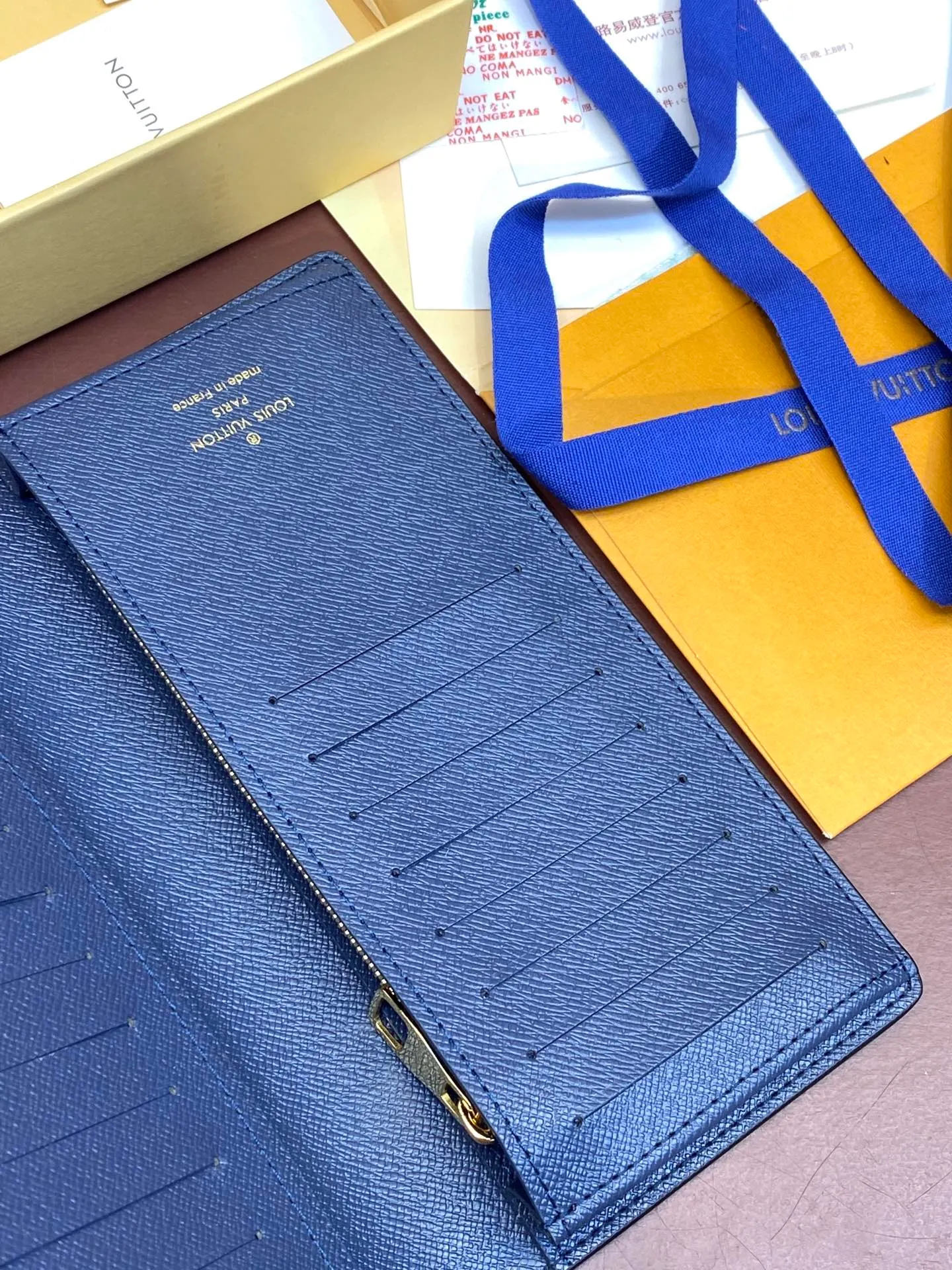 💰420 M61697 Skateboard 🛹 Royal blue! Crafted from the new signature Monogram Eclipse canvas, this tough wallet is small enough to fit into a jacket's breast pocket while easily holding coins, credit cards and receipts. Size: 19X10cm.