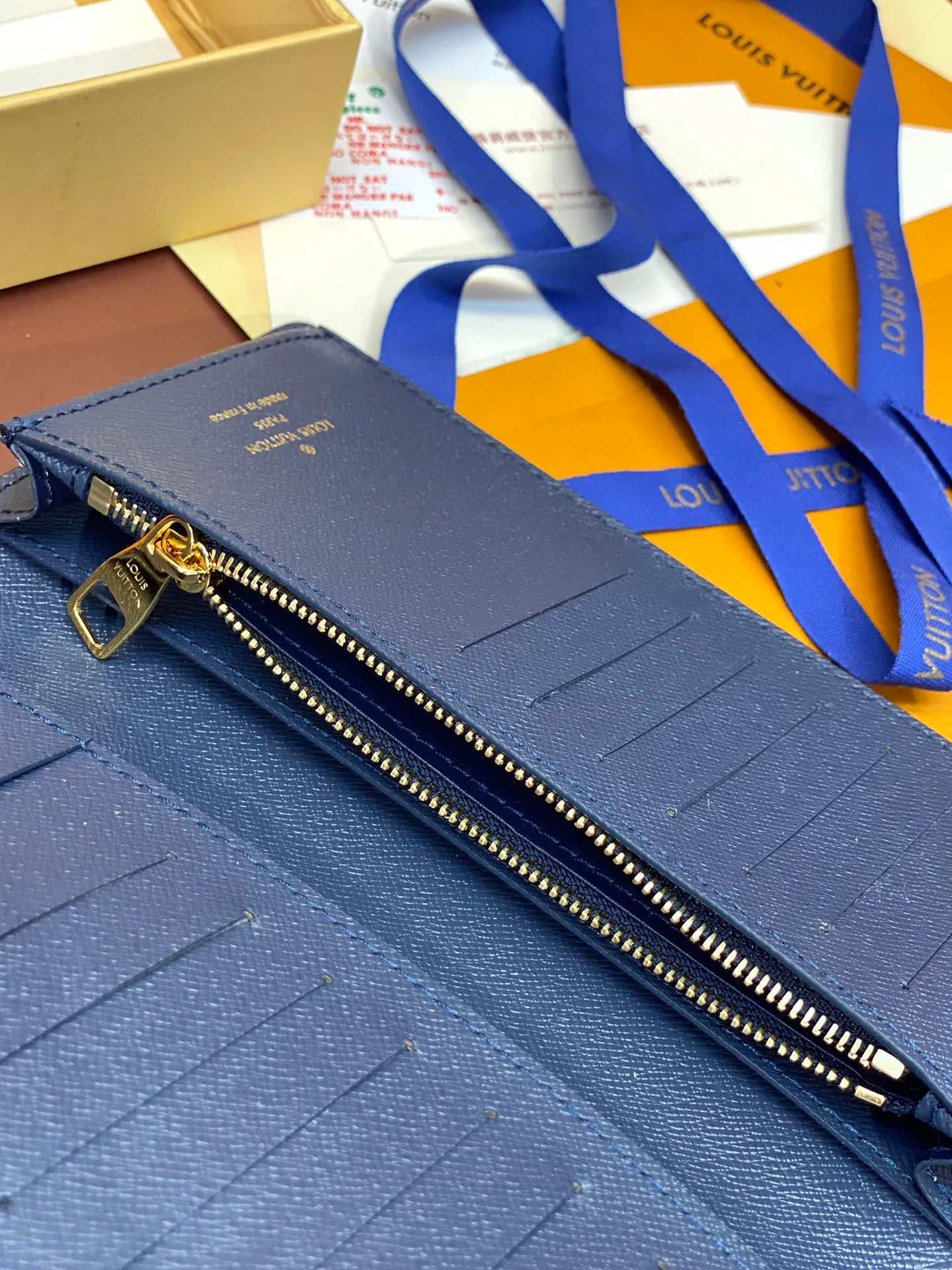 💰420 M61697 Skateboard 🛹 Royal blue! Crafted from the new signature Monogram Eclipse canvas, this tough wallet is small enough to fit into a jacket's breast pocket while easily holding coins, credit cards and receipts. Size: 19X10cm.