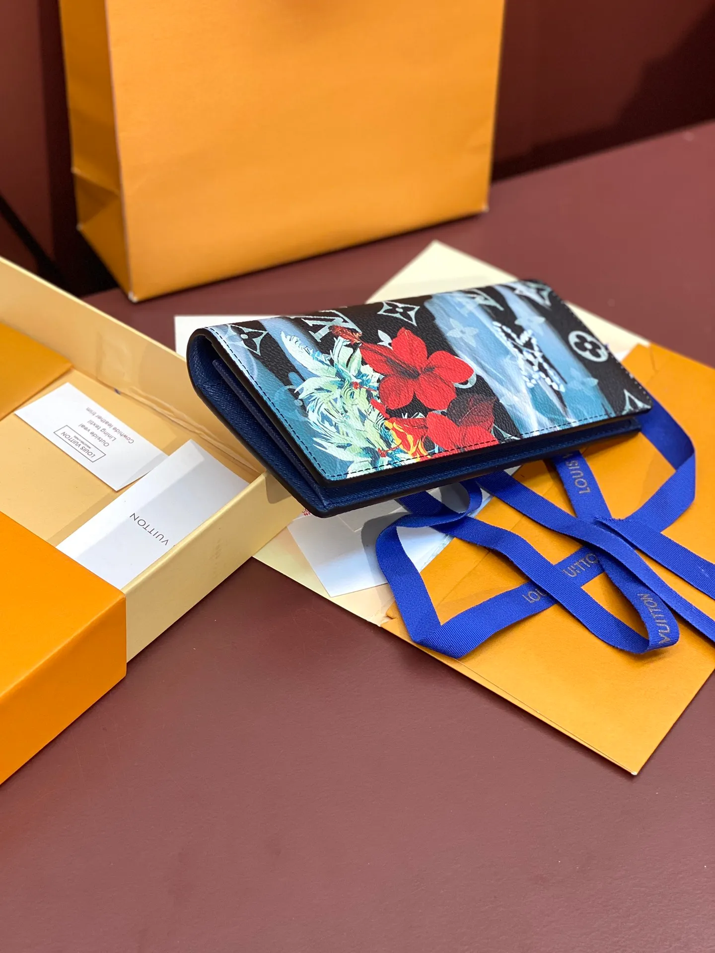 💰420 M61697 Skateboard 🛹 Royal blue! Crafted from the new signature Monogram Eclipse canvas, this tough wallet is small enough to fit into a jacket's breast pocket while easily holding coins, credit cards and receipts. Size: 19X10cm.