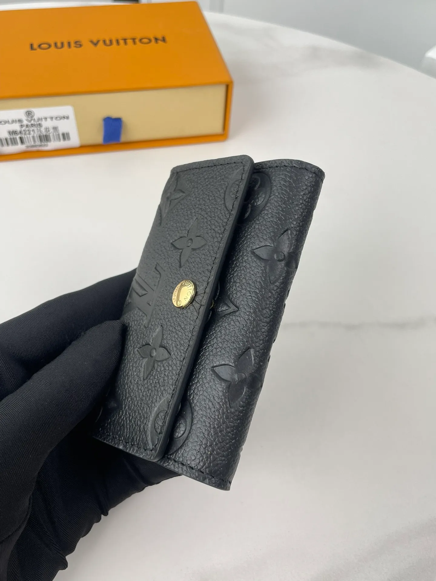 P340🇫🇷Overseas original single M64421 black exclusive real shot! A small and exquisitely designed key bag with six locks that can hold six keys. Made of full leather, it can be paired with a handbag or briefcase, making it both practical and beautiful. Size: 10×7×2cm
