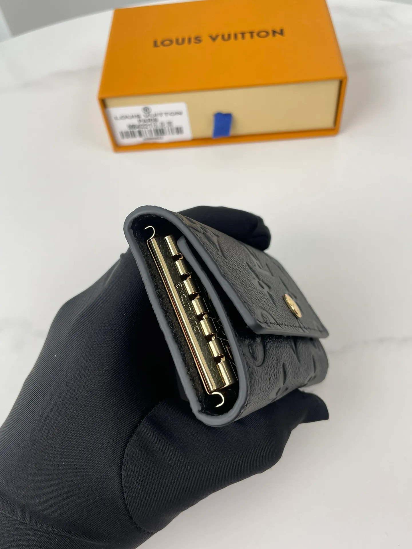 P340🇫🇷Overseas original single M64421 black exclusive real shot! A small and exquisitely designed key bag with six locks that can hold six keys. Made of full leather, it can be paired with a handbag or briefcase, making it both practical and beautiful. Size: 10×7×2cm