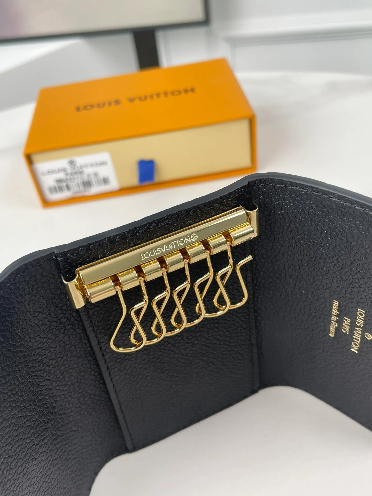 P340🇫🇷Overseas original single M64421 black exclusive real shot! A small and exquisitely designed key bag with six locks that can hold six keys. Made of full leather, it can be paired with a handbag or briefcase, making it both practical and beautiful. Size: 10×7×2cm