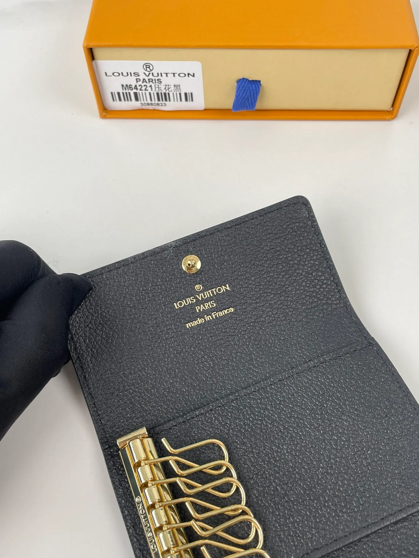 P340🇫🇷Overseas original single M64421 black exclusive real shot! A small and exquisitely designed key bag with six locks that can hold six keys. Made of full leather, it can be paired with a handbag or briefcase, making it both practical and beautiful. Size: 10×7×2cm