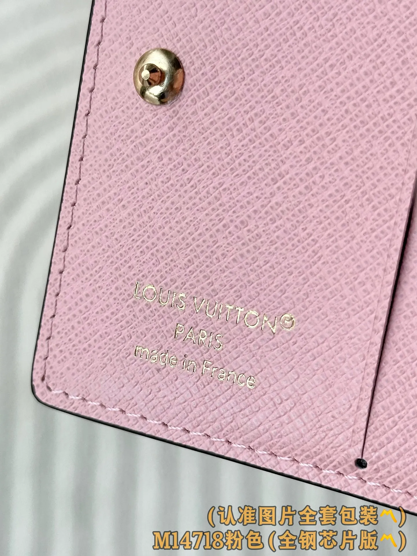 M14718 pink (〽️A grade all steel〽️) personalized customized version! 163 code change! LV Charms pocket wallet, this compact LV Charms pocket wallet shows the perfect balance of classic and modern style. The wallet is made of iconic Monogram canvas and lined with bright contrasting leather. This practical yet playful design features an enamel charm and a metal charm, both decorated with the brand's signature Monogram floral pattern. The wallet can store banknotes, change and three business cards.  9 x 10 x 2.5 cm (length x height x width). 💰580