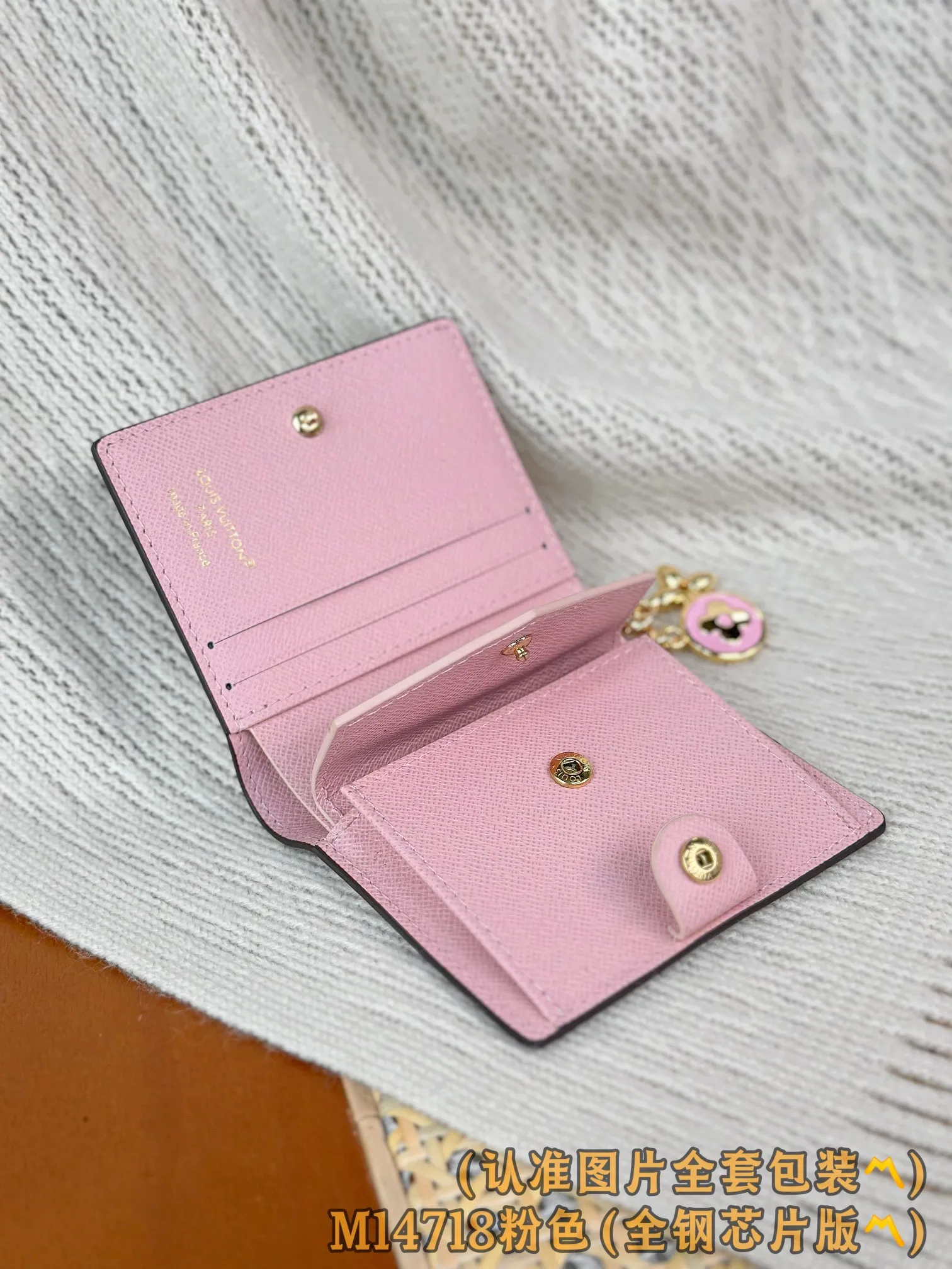 M14718 pink (〽️A grade all steel〽️) personalized customized version! 163 code change! LV Charms pocket wallet, this compact LV Charms pocket wallet shows the perfect balance of classic and modern style. The wallet is made of iconic Monogram canvas and lined with bright contrasting leather. This practical yet playful design features an enamel charm and a metal charm, both decorated with the brand's signature Monogram floral pattern. The wallet can store banknotes, change and three business cards.  9 x 10 x 2.5 cm (length x height x width). 💰580