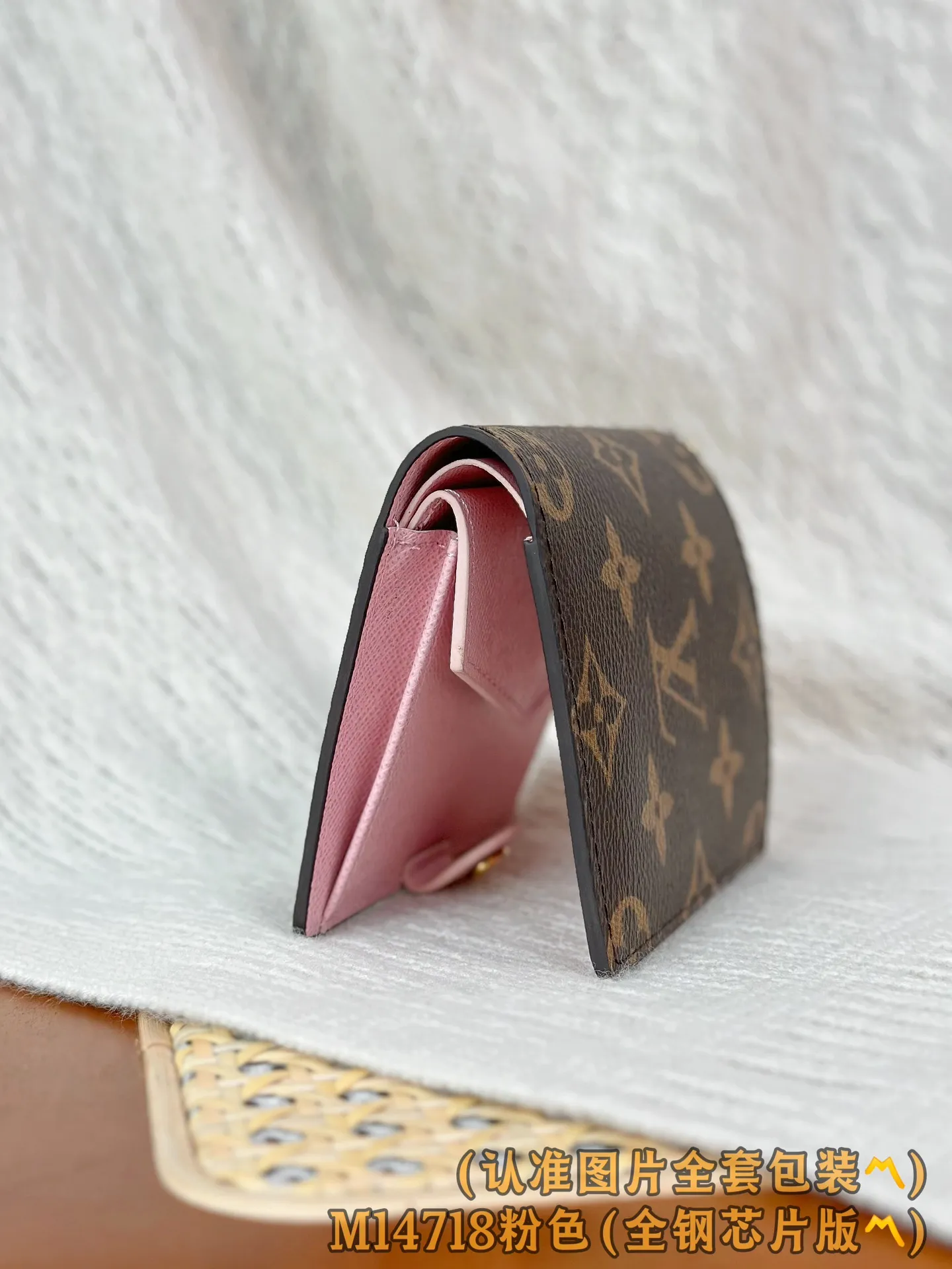 M14718 pink (〽️A grade all steel〽️) personalized customized version! 163 code change! LV Charms pocket wallet, this compact LV Charms pocket wallet shows the perfect balance of classic and modern style. The wallet is made of iconic Monogram canvas and lined with bright contrasting leather. This practical yet playful design features an enamel charm and a metal charm, both decorated with the brand's signature Monogram floral pattern. The wallet can store banknotes, change and three business cards.  9 x 10 x 2.5 cm (length x height x width). 💰580