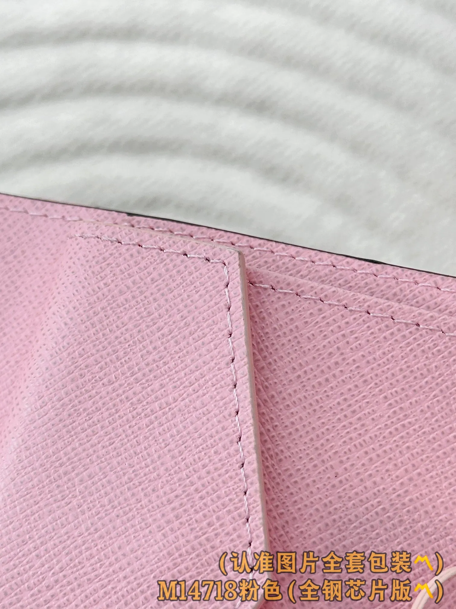 M14718 pink (〽️A grade all steel〽️) personalized customized version! 163 code change! LV Charms pocket wallet, this compact LV Charms pocket wallet shows the perfect balance of classic and modern style. The wallet is made of iconic Monogram canvas and lined with bright contrasting leather. This practical yet playful design features an enamel charm and a metal charm, both decorated with the brand's signature Monogram floral pattern. The wallet can store banknotes, change and three business cards.  9 x 10 x 2.5 cm (length x height x width). 💰580