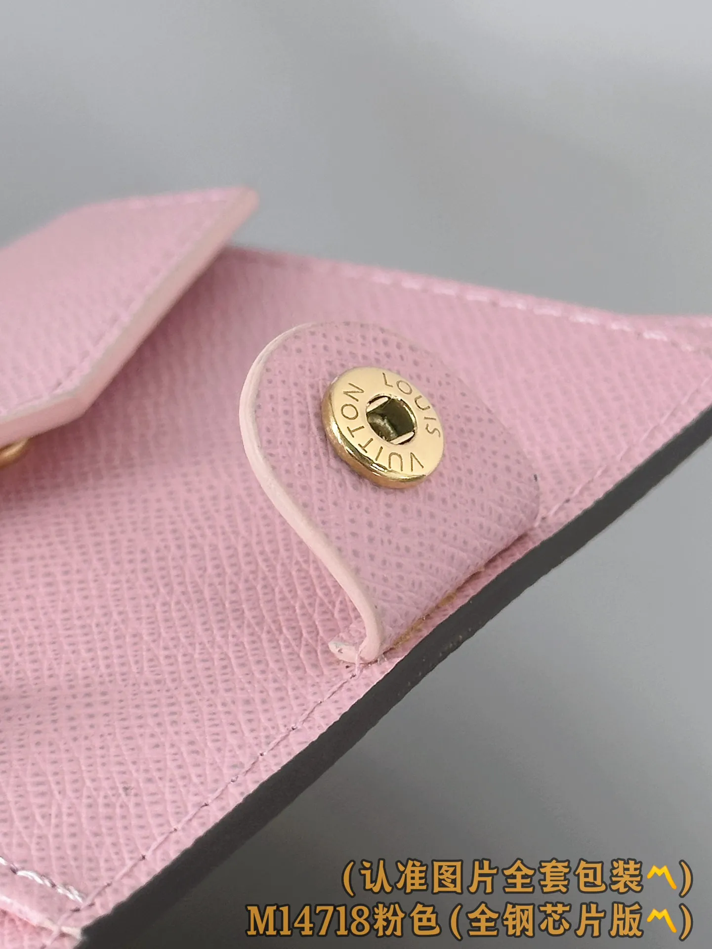 M14718 pink (〽️A grade all steel〽️) personalized customized version! 163 code change! LV Charms pocket wallet, this compact LV Charms pocket wallet shows the perfect balance of classic and modern style. The wallet is made of iconic Monogram canvas and lined with bright contrasting leather. This practical yet playful design features an enamel charm and a metal charm, both decorated with the brand's signature Monogram floral pattern. The wallet can store banknotes, change and three business cards.  9 x 10 x 2.5 cm (length x height x width). 💰580