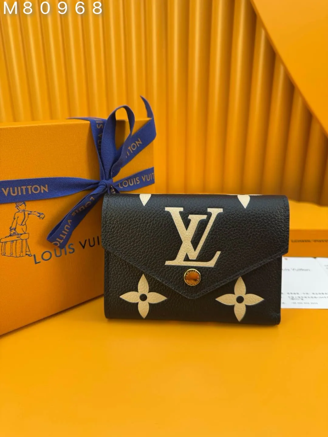 M80968 "Special Duty Free" ♻️[Official special edition·First class material·All steel hardware·French chip·Full set of packaging] This Victorine wallet is made of soft Monogram Empreinte grained cow leather embossed with the classic Monogram pattern, with a two-color design to highlight the exquisite texture. The compact design hides ample space for storing banknotes, coins and cards. 12x9.5x1.5cm 💰540