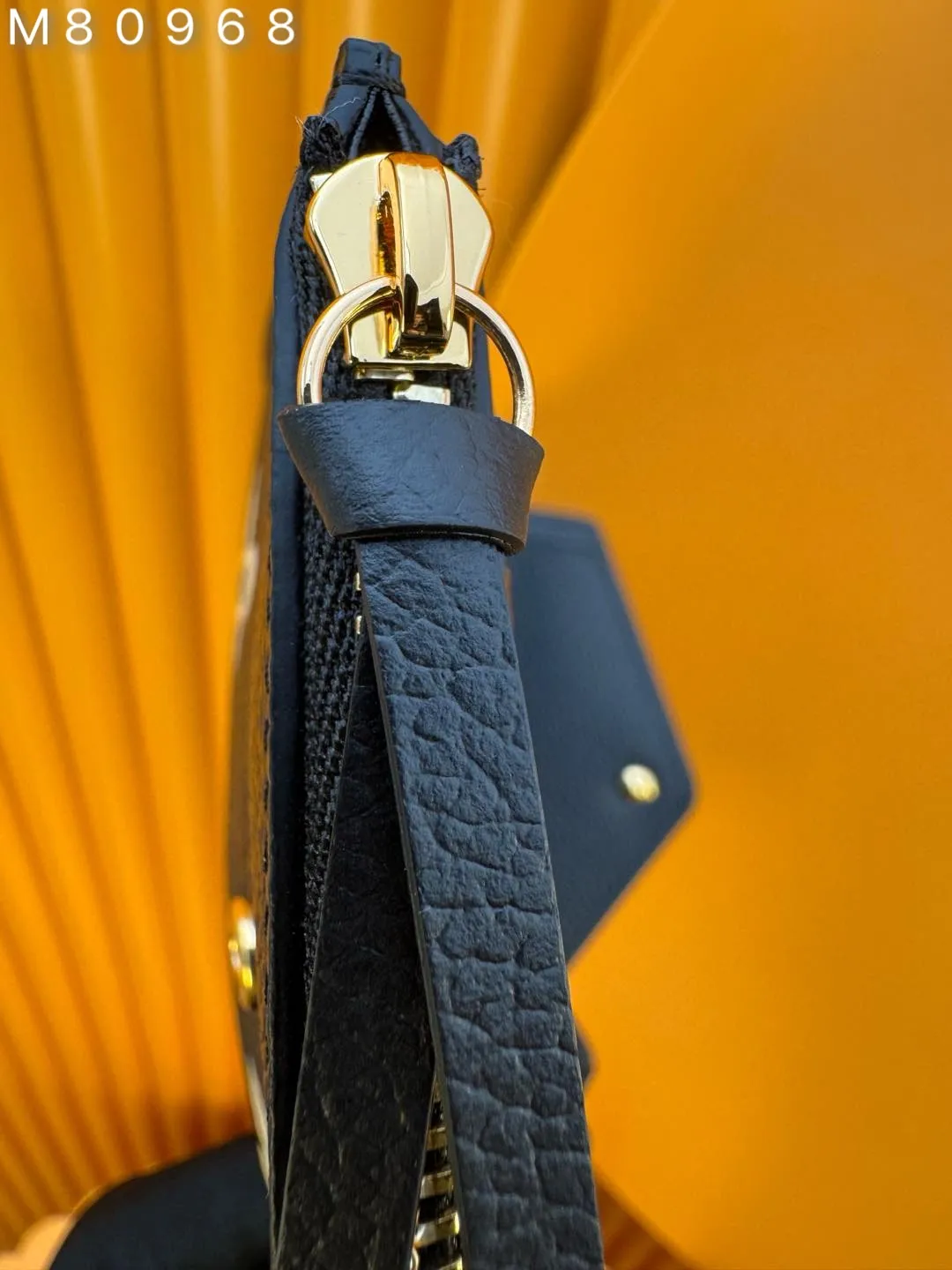 M80968 "Special Duty Free" ♻️[Official special edition·First class material·All steel hardware·French chip·Full set of packaging] This Victorine wallet is made of soft Monogram Empreinte grained cow leather embossed with the classic Monogram pattern, with a two-color design to highlight the exquisite texture. The compact design hides ample space for storing banknotes, coins and cards. 12x9.5x1.5cm 💰540