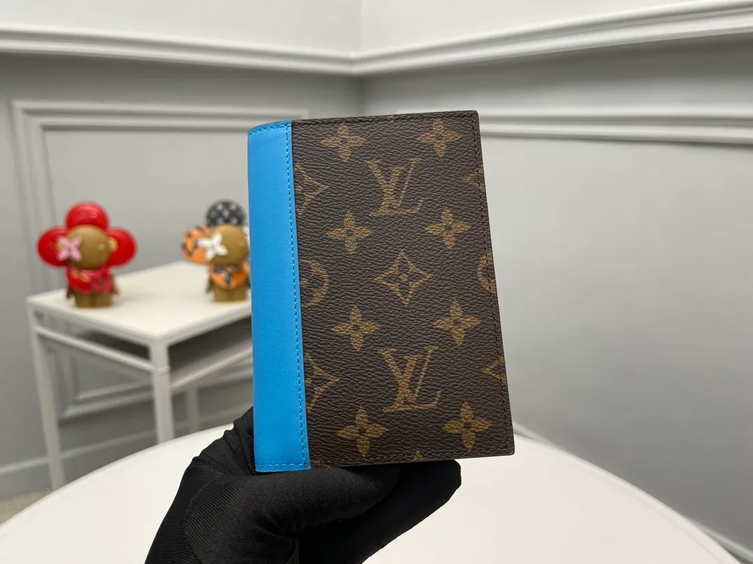 [Top Original Order] M12821 Light Blue Passport 👏👏 The classic items of the manor are decorated with single-frame Macassar canvas into the "Kuvert Paspol NM" with an exquisite atmosphere. Trimmed and lined in colored leather, the "Louis Vuitton Color Mania" collection has a unique design appeal. Dimensions: 10 x 14 x 2.5 cm. 🎁🎁280💰.