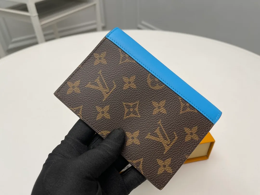 [Top Original Order] M12821 Light Blue Passport 👏👏 The classic items of the manor are decorated with single-frame Macassar canvas into the "Kuvert Paspol NM" with an exquisite atmosphere. Trimmed and lined in colored leather, the "Louis Vuitton Color Mania" collection has a unique design appeal. Dimensions: 10 x 14 x 2.5 cm. 🎁🎁280💰.
