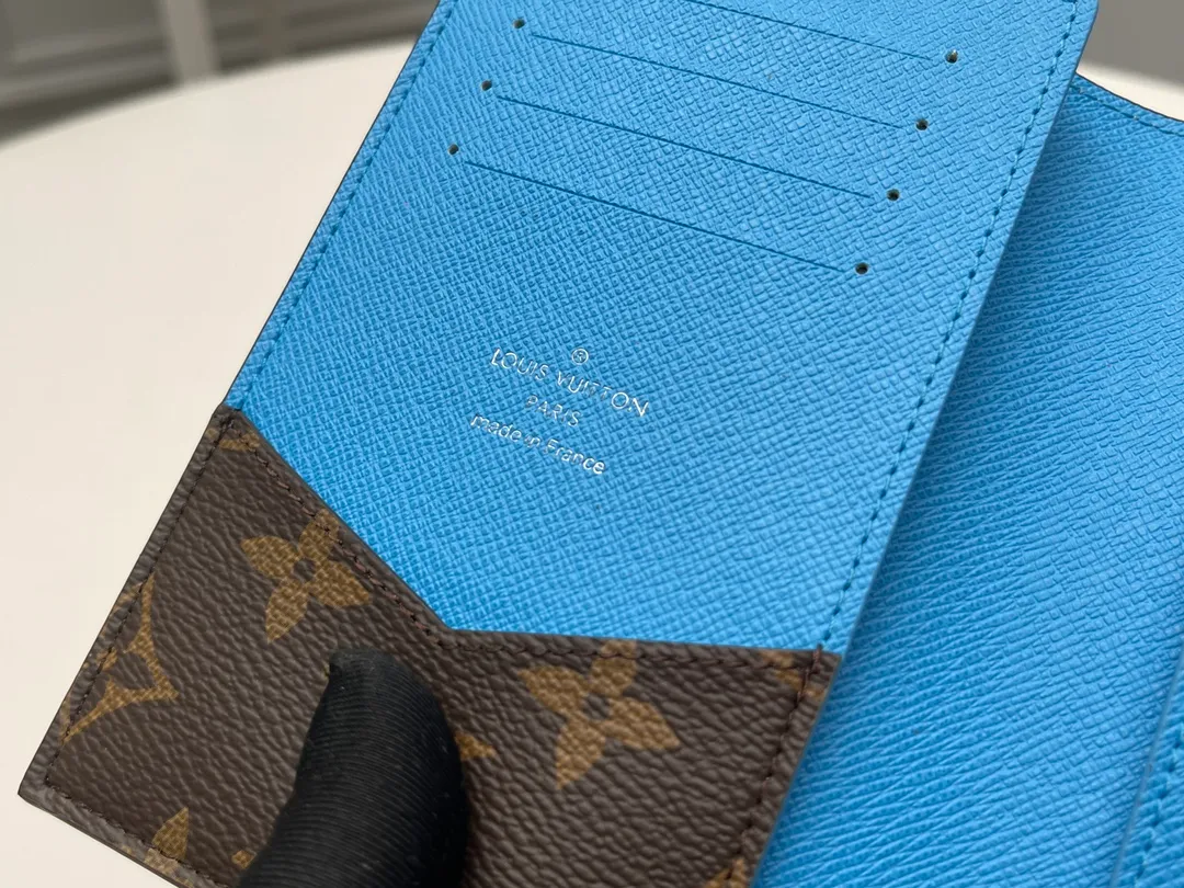 [Top Original Order] M12821 Light Blue Passport 👏👏 The classic items of the manor are decorated with single-frame Macassar canvas into the "Kuvert Paspol NM" with an exquisite atmosphere. Trimmed and lined in colored leather, the "Louis Vuitton Color Mania" collection has a unique design appeal. Dimensions: 10 x 14 x 2.5 cm. 🎁🎁280💰.